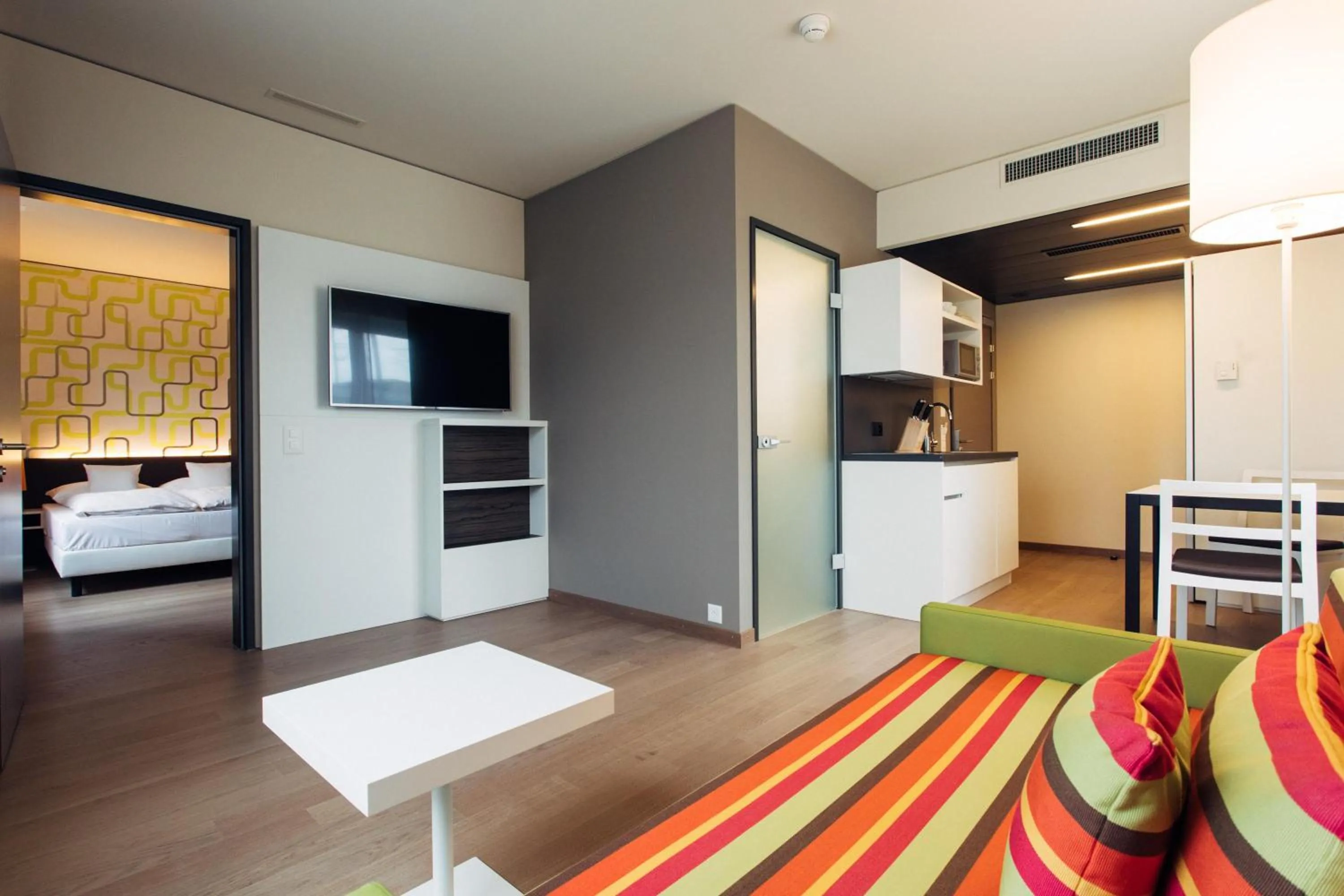 Photo of the whole room, Bed in harry's home Zürich-Wallisellen