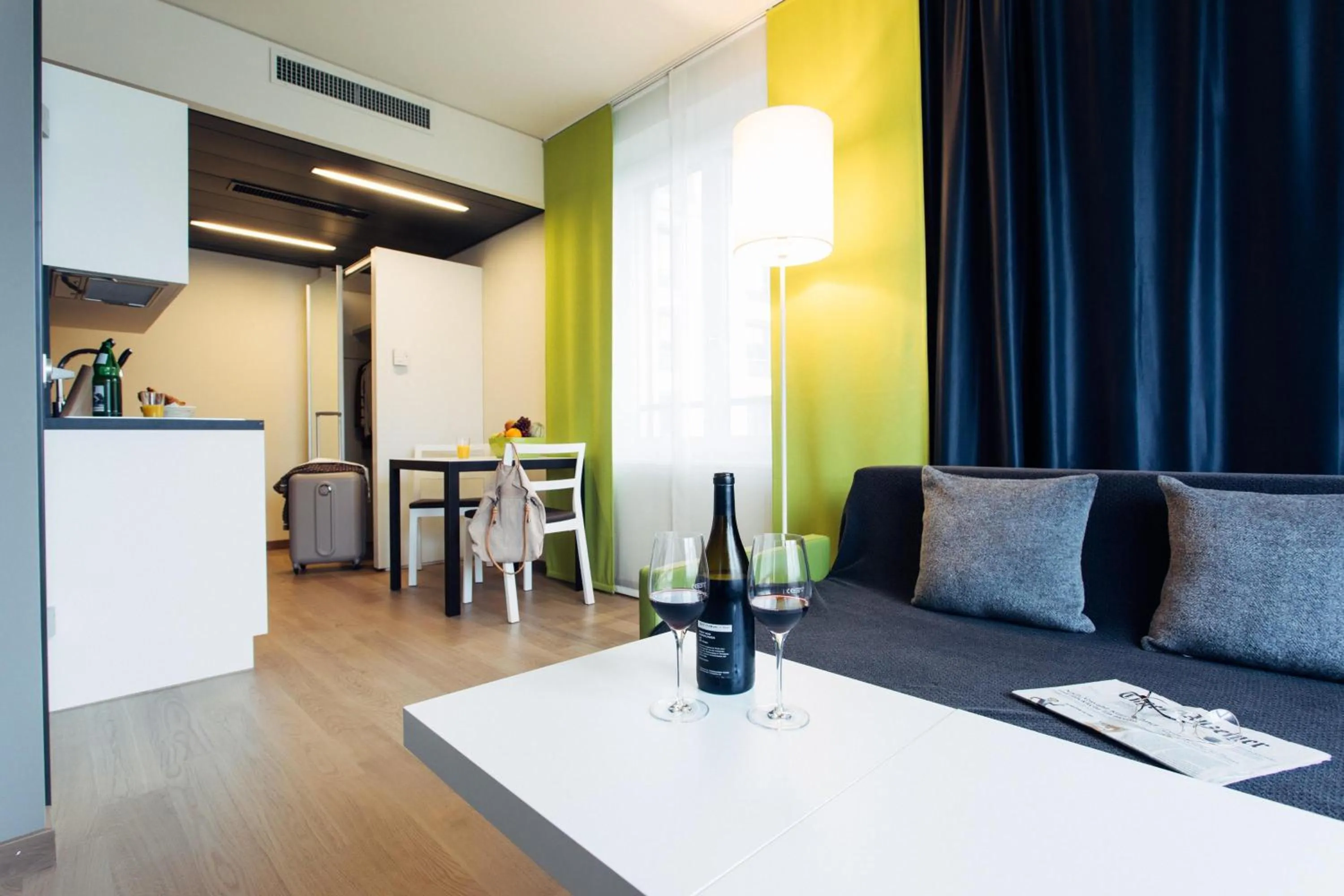 Photo of the whole room in harry's home Zürich-Wallisellen