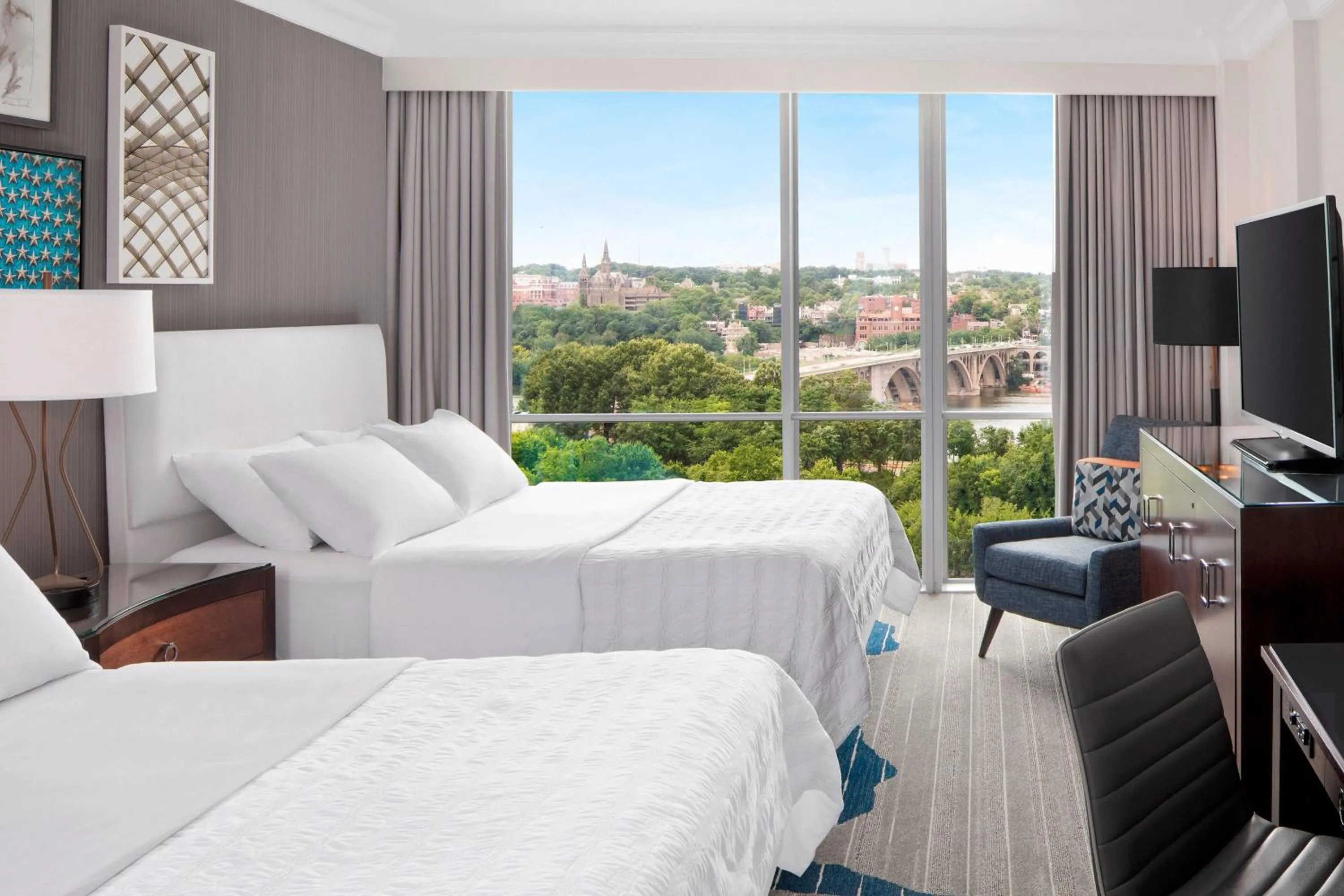 Photo of the whole room, Bed in Le Meridien Arlington