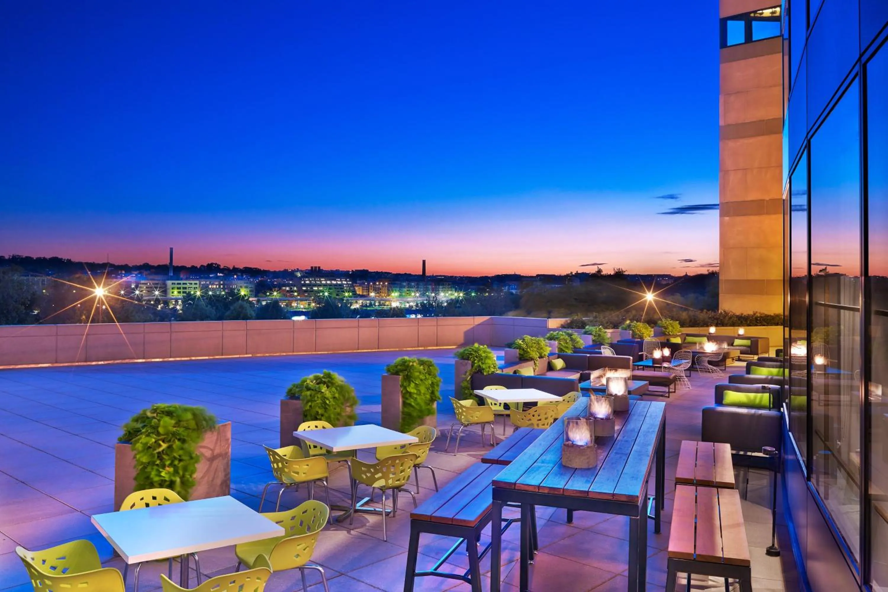 Restaurant/places to eat in Le Meridien Arlington