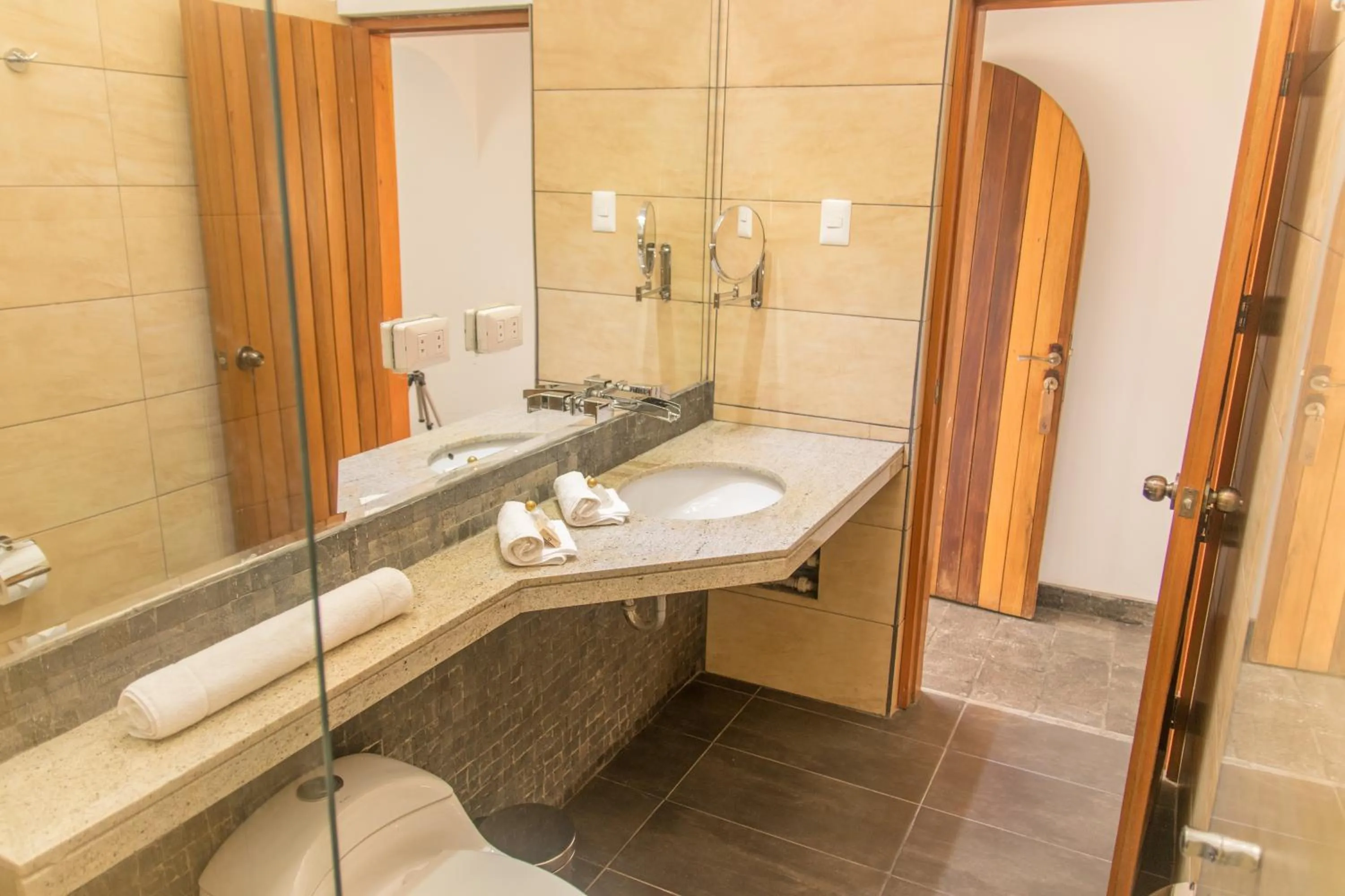 Shower in Empedrada Ranch & Lodge - Hotel Asociado Casa Andina