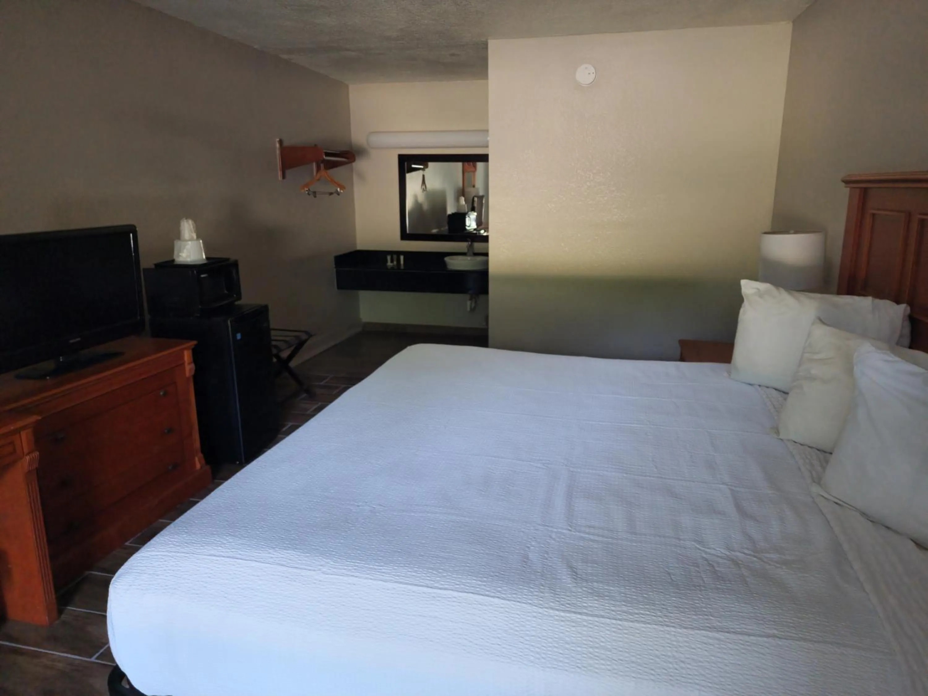 Bedroom, Bed in Days Inn by Wyndham Hardeeville Near Hilton Head