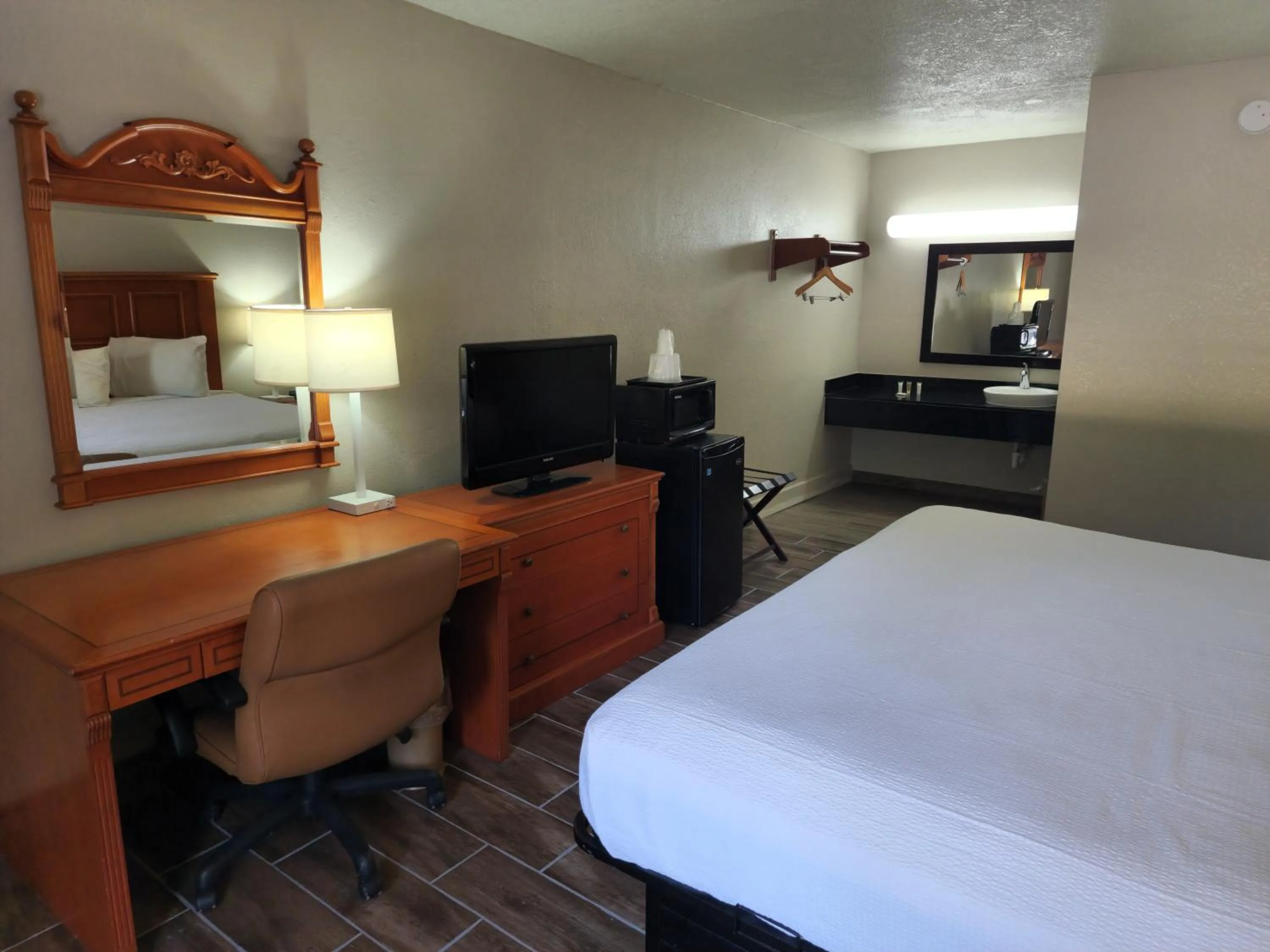 Bed in Days Inn by Wyndham Hardeeville Near Hilton Head