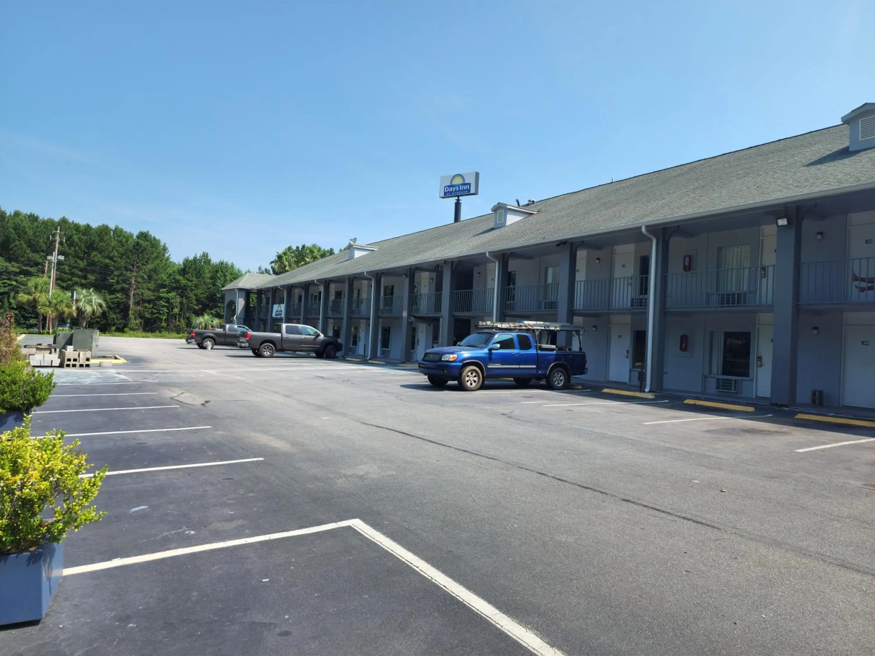 Property building in Days Inn by Wyndham Hardeeville Near Hilton Head