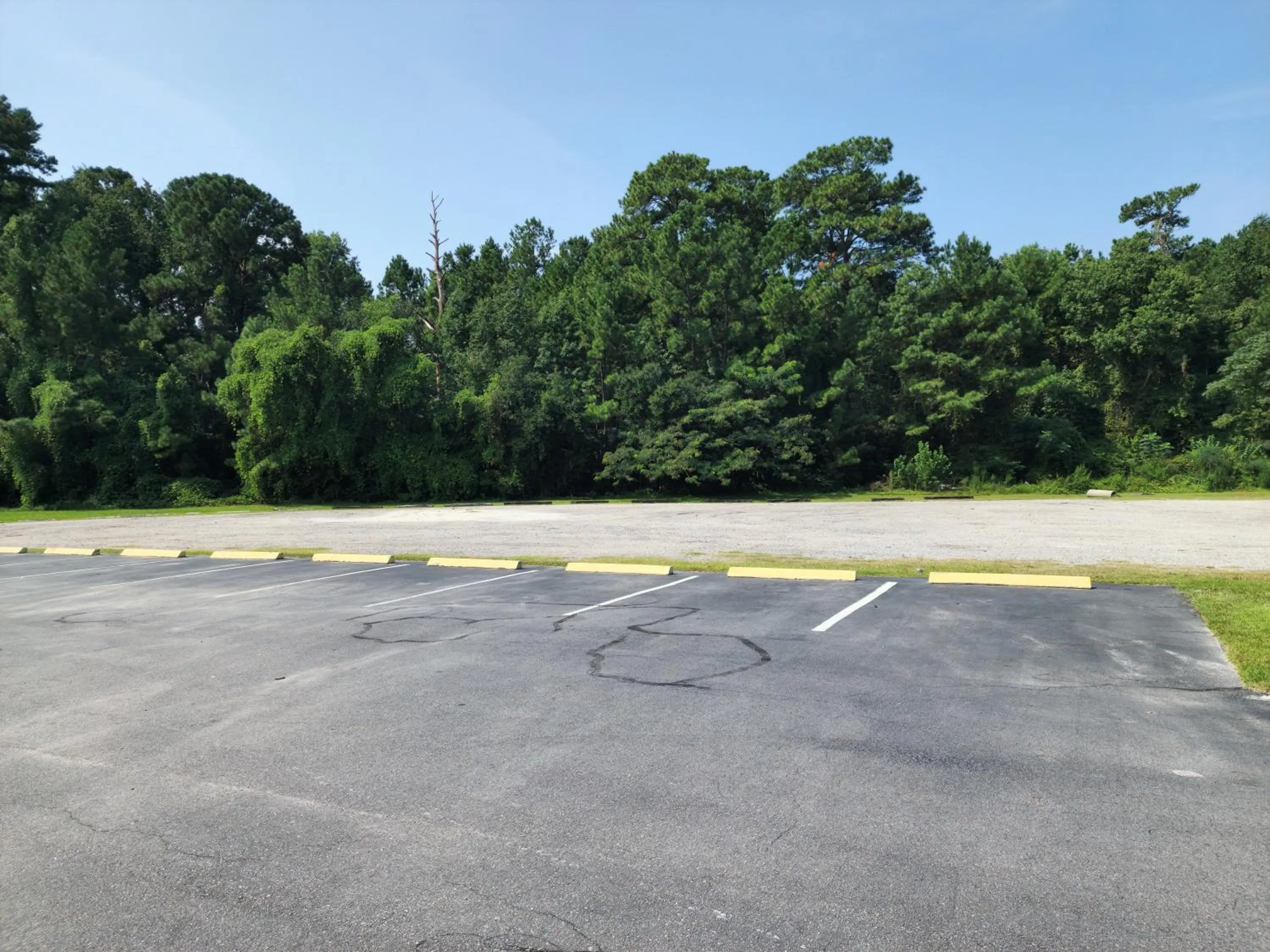 Property building in Days Inn by Wyndham Hardeeville Near Hilton Head
