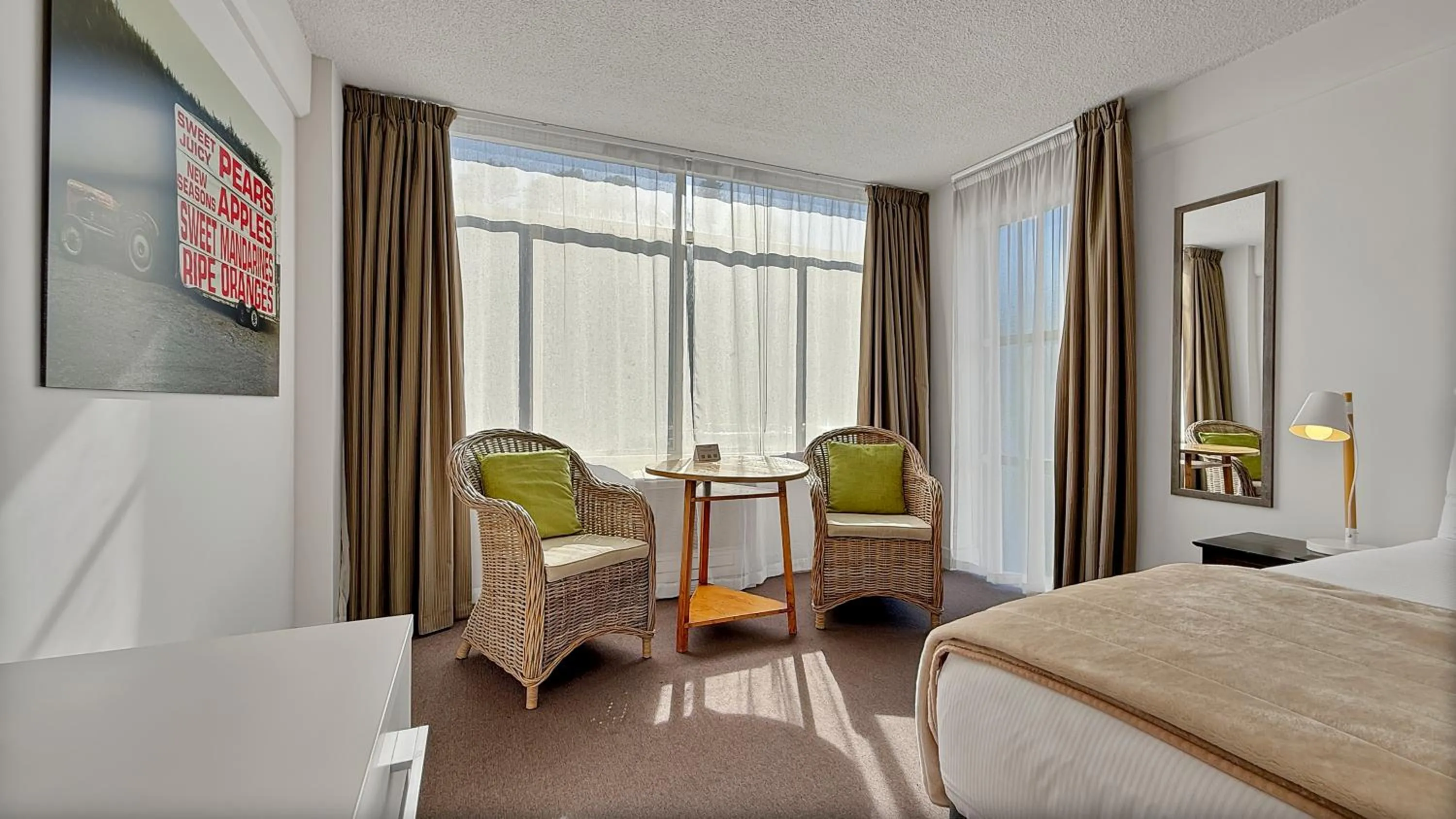 Seating area, Bed in expressotel