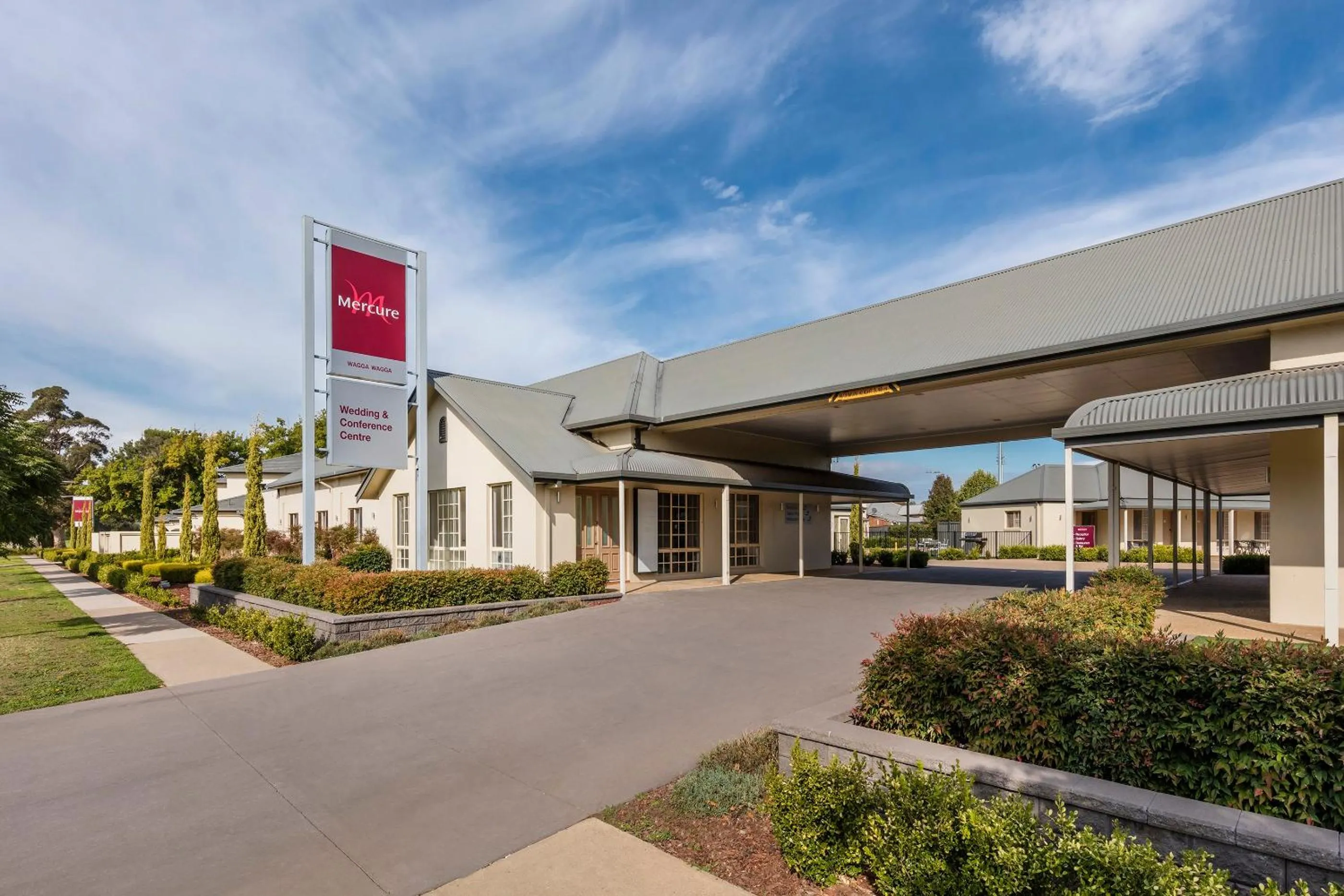 Facade/entrance in Mercure Wagga Wagga