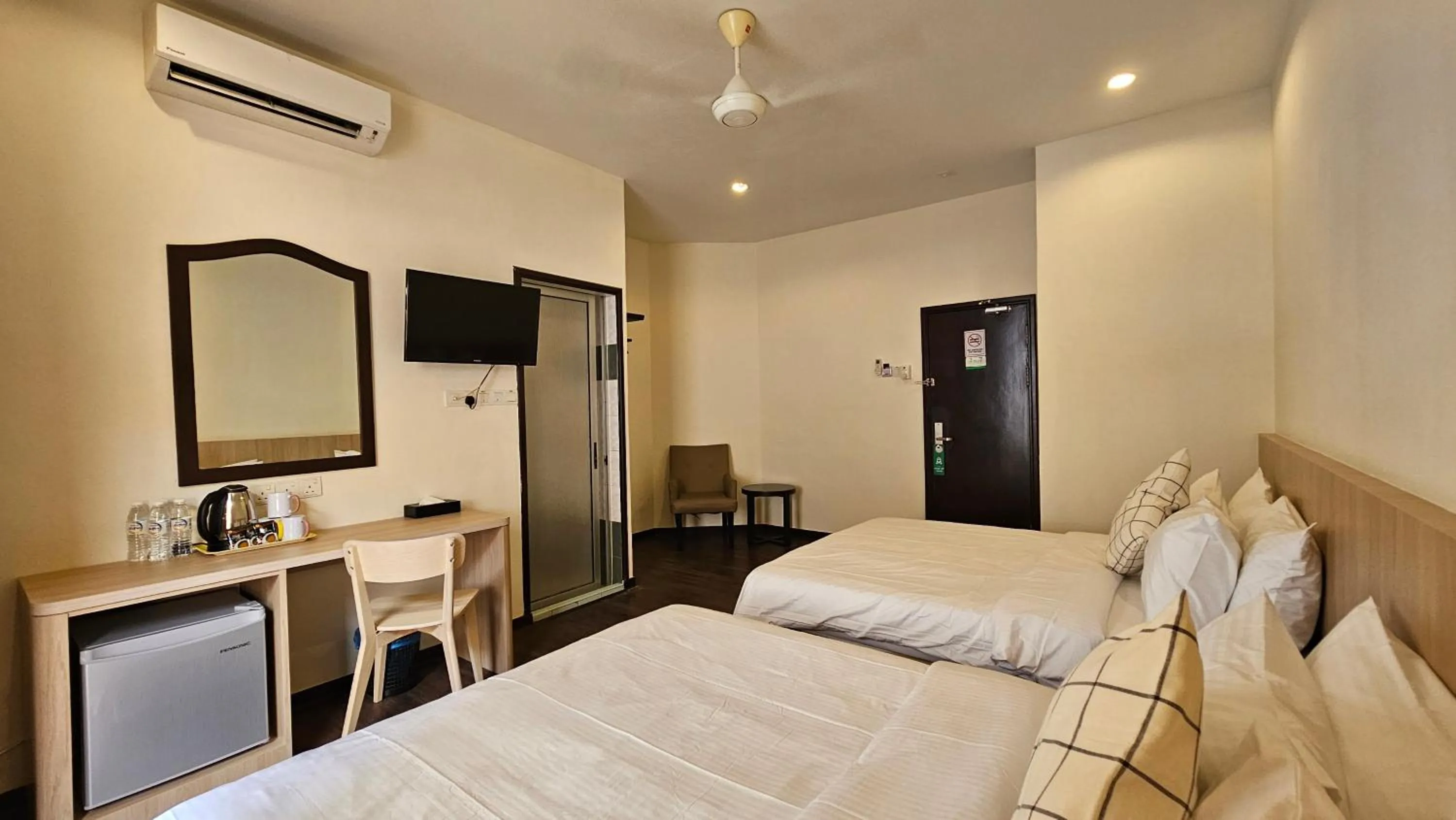 Photo of the whole room, Bed in Hotel 22 Gurney, Penang