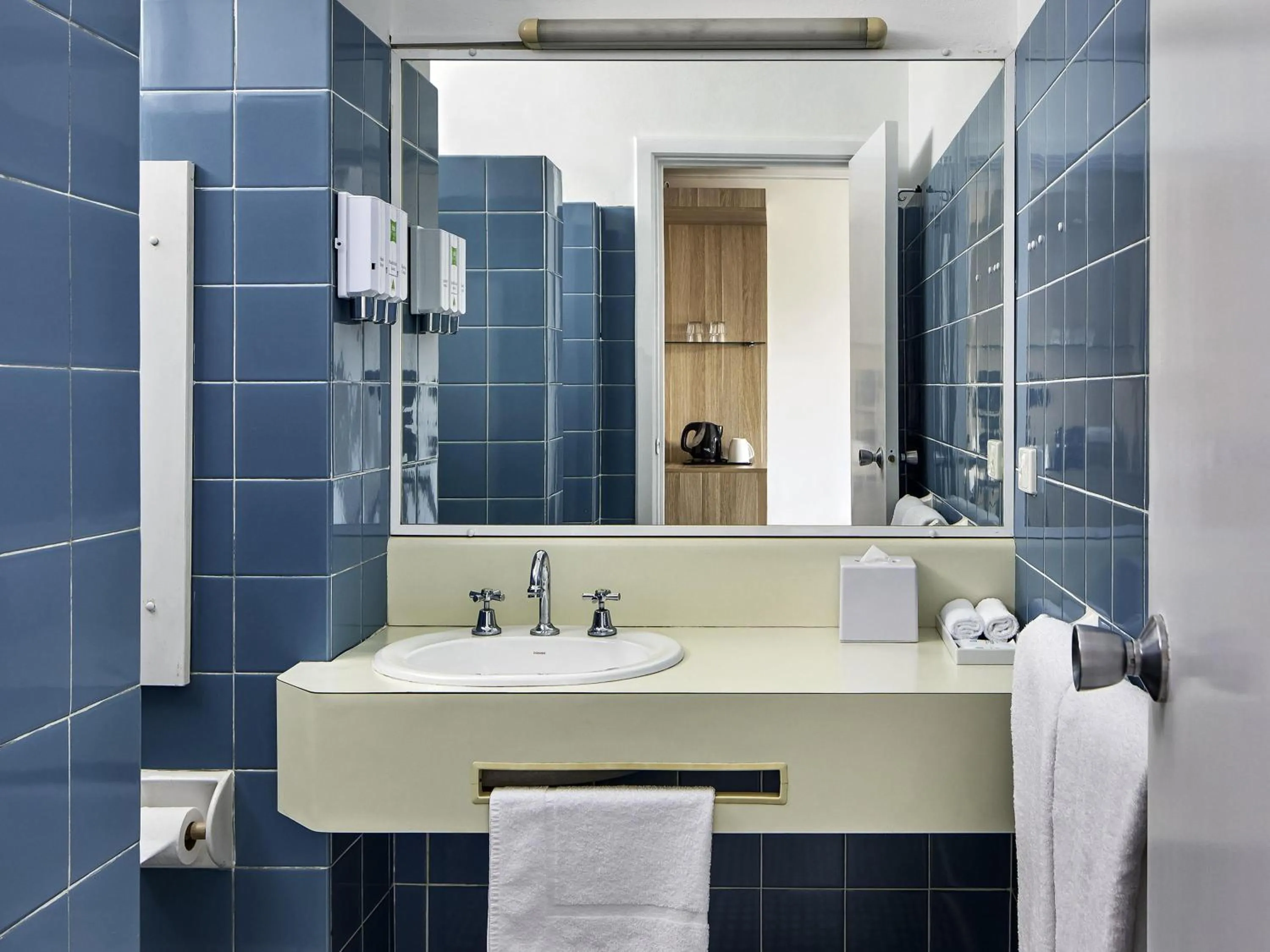 Bedroom in ibis Styles Tamworth