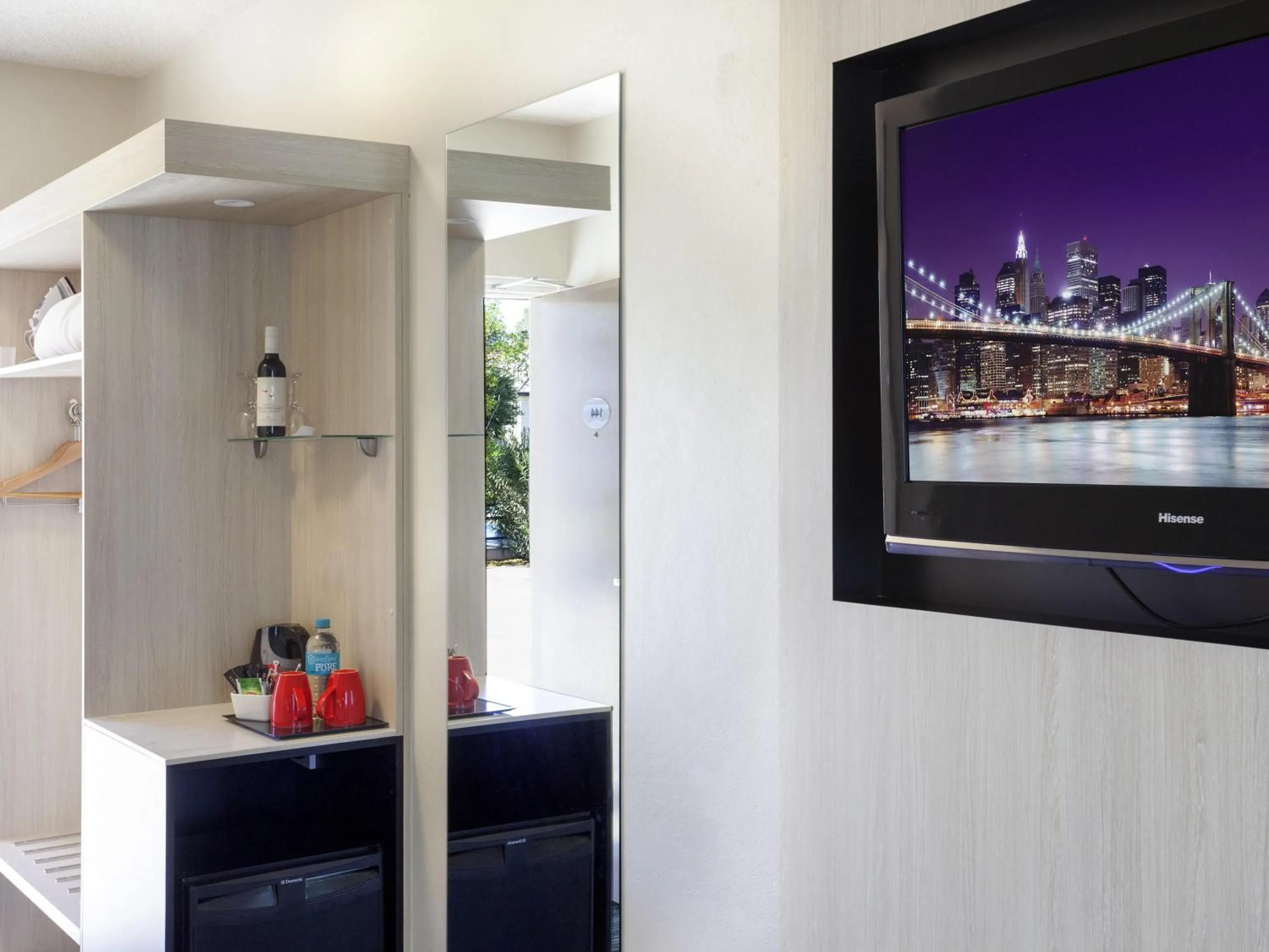 Bedroom in ibis Styles Tamworth