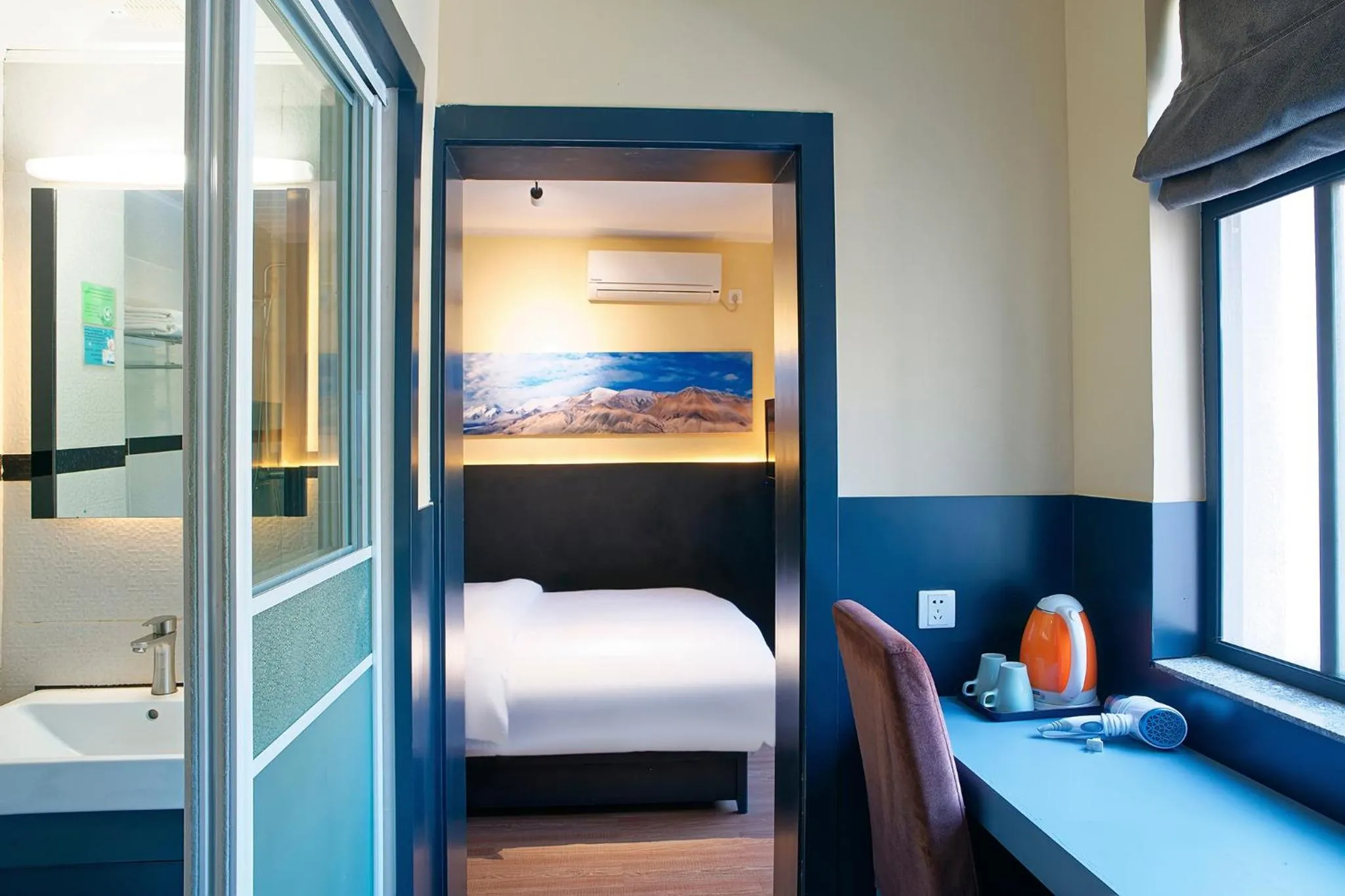 Photo of the whole room, Bed in Kunming Upland International Youth Hostel near the city center ,2 mins walk to the subway, 2 mins walk to the Green Lake, Close to Yuan tong Temple, Old street, Yunnan University, English-speaking service convenient payment and visa cards are accepted