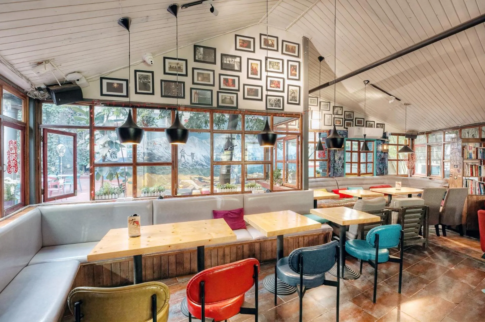 Restaurant/places to eat in Kunming Upland International Youth Hostel near the city center ,2 mins walk to the subway, 2 mins walk to the Green Lake, Close to Yuan tong Temple, Old street, Yunnan University, English-speaking service convenient payment and visa cards are accepted