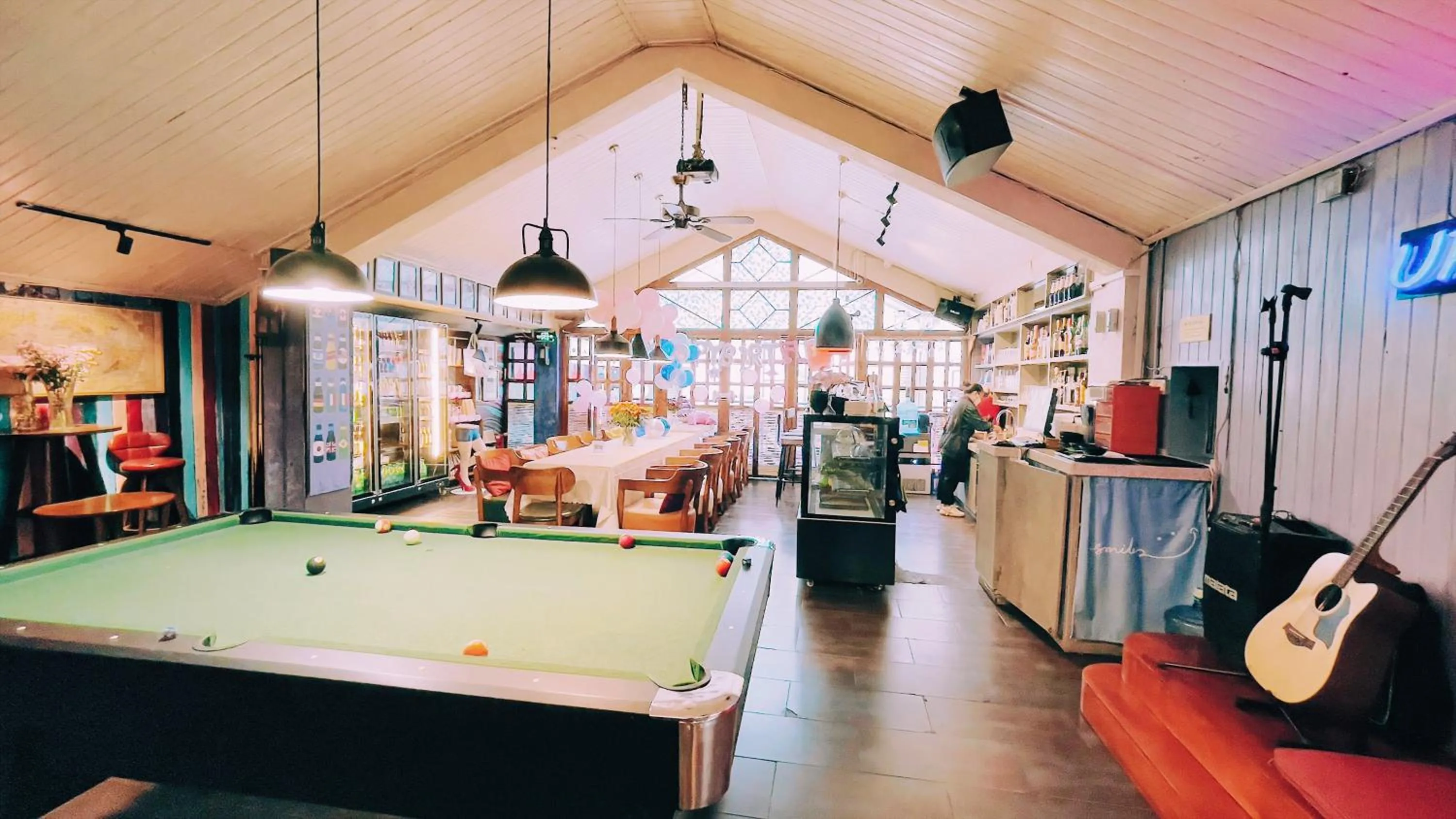 Seating area in Kunming Upland International Youth Hostel near the city center ,2 mins walk to the subway, 2 mins walk to the Green Lake, Close to Yuan tong Temple, Old street, Yunnan University, English-speaking service convenient payment and visa cards are accepted