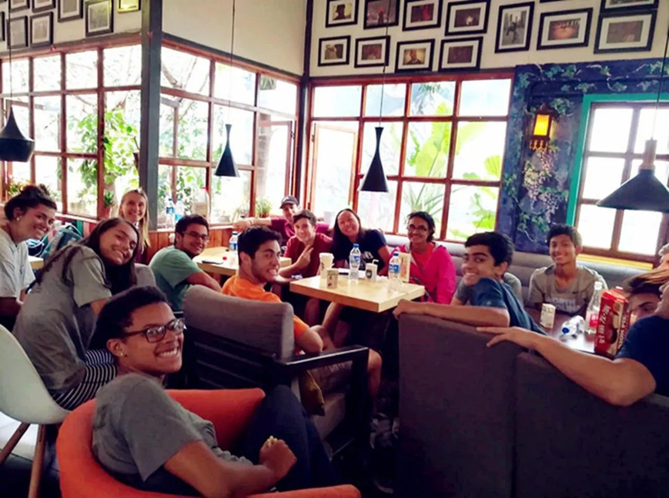 Communal lounge/ TV room in Kunming Upland International Youth Hostel near the city center ,2 mins walk to the subway, 2 mins walk to the Green Lake, Close to Yuan tong Temple, Old street, Yunnan University, English-speaking service convenient payment and visa cards are accepted