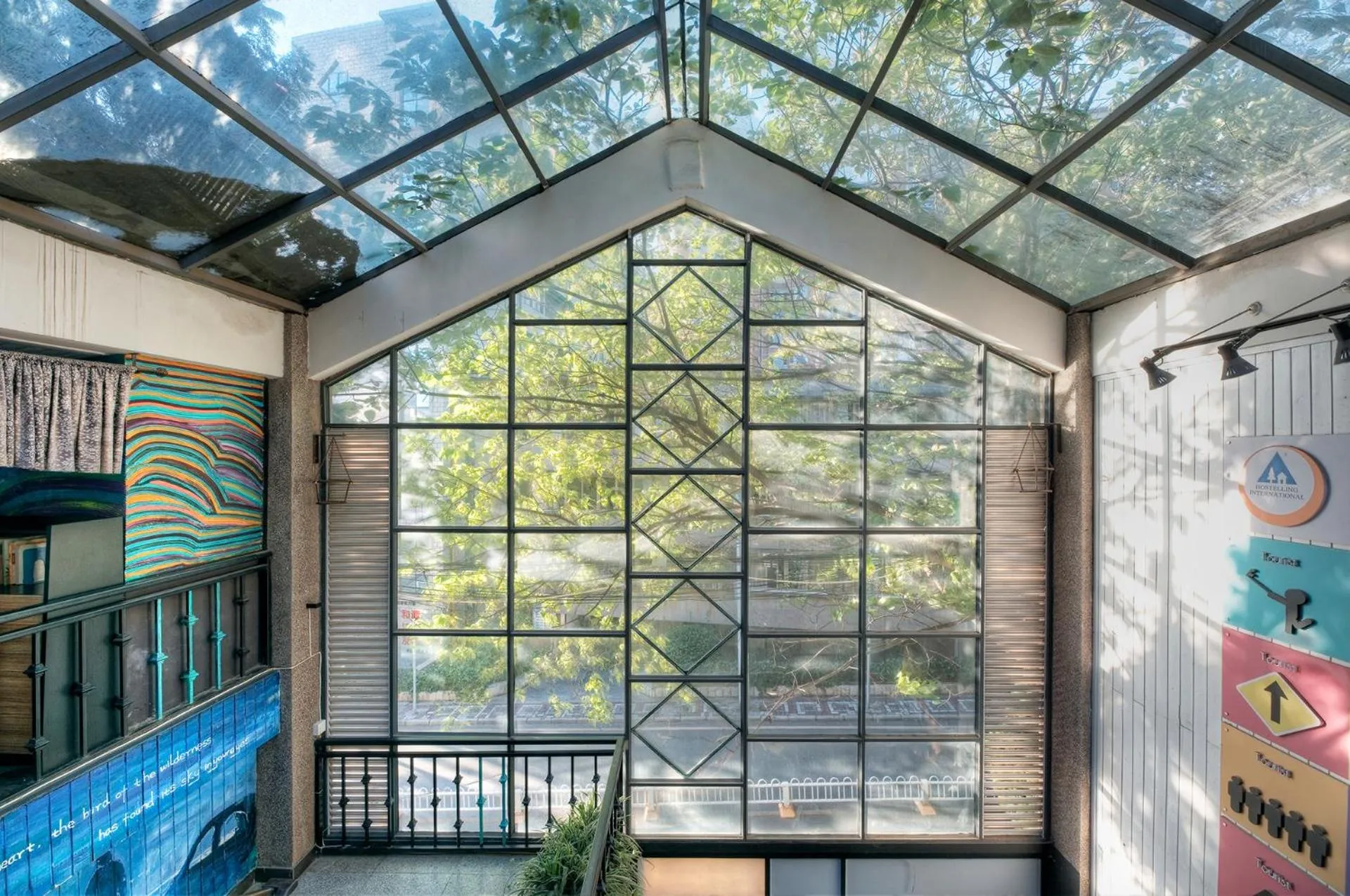 Restaurant/places to eat in Kunming Upland International Youth Hostel near the city center ,2 mins walk to the subway, 2 mins walk to the Green Lake, Close to Yuan tong Temple, Old street, Yunnan University, English-speaking service convenient payment and visa cards are accepted