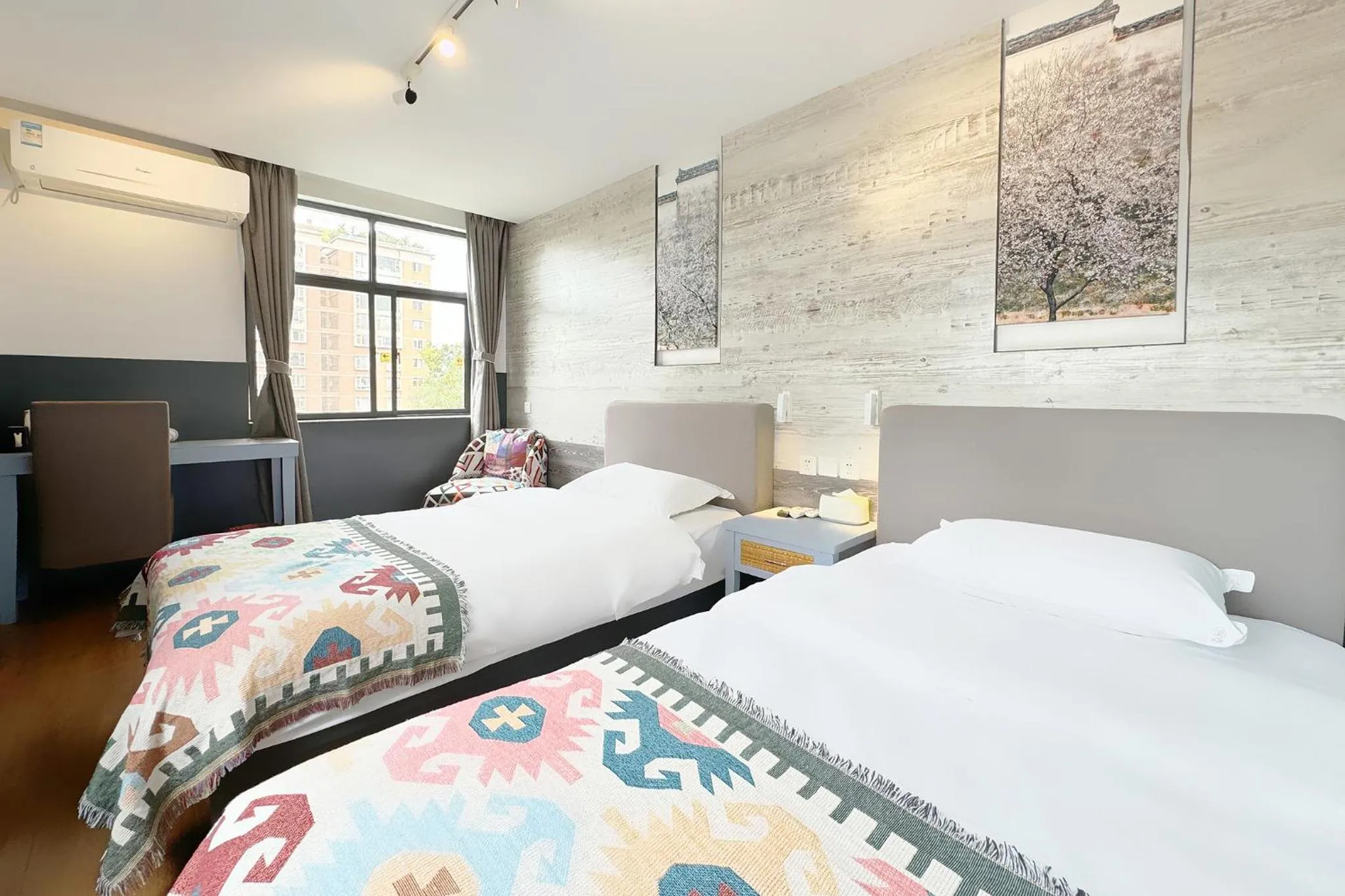 Photo of the whole room, Bed in Kunming Upland International Youth Hostel near the city center ,2 mins walk to the subway, 2 mins walk to the Green Lake, Close to Yuan tong Temple, Old street, Yunnan University, English-speaking service convenient payment and visa cards are accepted