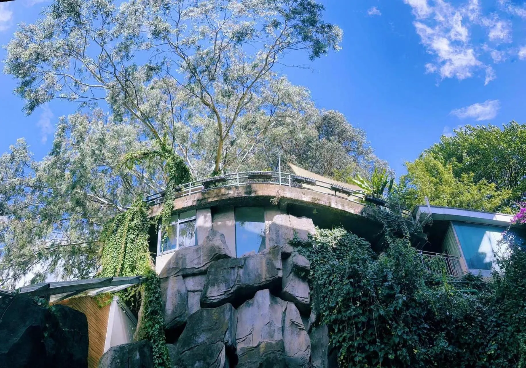 Property building in Kunming Upland International Youth Hostel near the city center ,2 mins walk to the subway, 2 mins walk to the Green Lake, Close to Yuan tong Temple, Old street, Yunnan University, English-speaking service convenient payment and visa cards are accepted