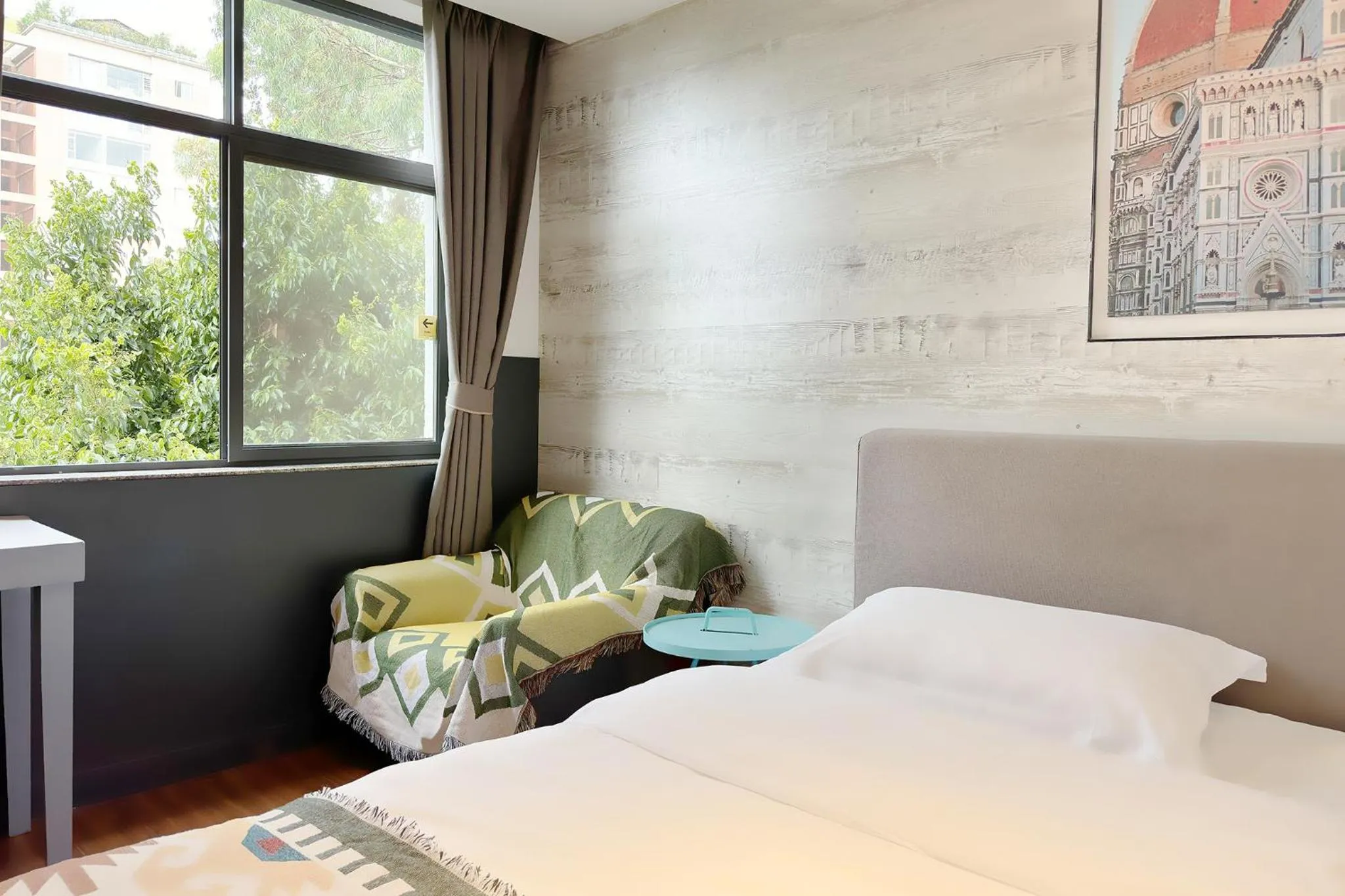 Bed in Kunming Upland International Youth Hostel near the city center ,2 mins walk to the subway, 2 mins walk to the Green Lake, Close to Yuan tong Temple, Old street, Yunnan University, English-speaking service convenient payment and visa cards are accepted