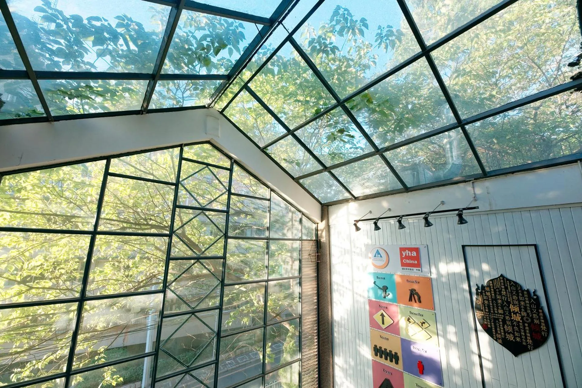 Restaurant/places to eat in Kunming Upland International Youth Hostel near the city center ,2 mins walk to the subway, 2 mins walk to the Green Lake, Close to Yuan tong Temple, Old street, Yunnan University, English-speaking service convenient payment and visa cards are accepted