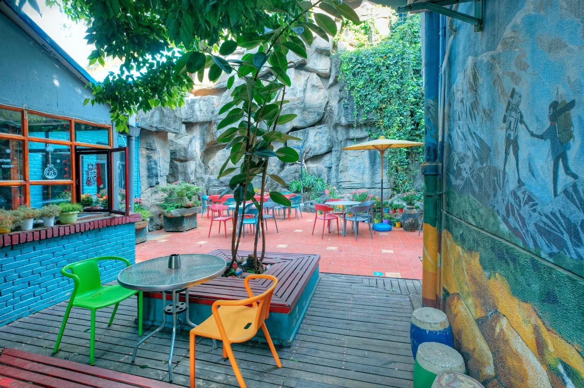 Patio in Kunming Upland International Youth Hostel near the city center ,2 mins walk to the subway, 2 mins walk to the Green Lake, Close to Yuan tong Temple, Old street, Yunnan University, English-speaking service convenient payment and visa cards are accepted