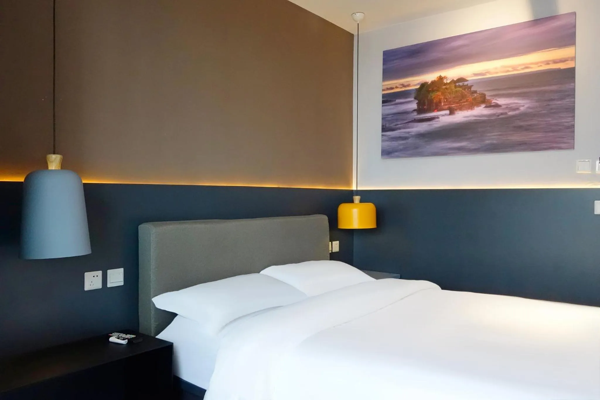 Photo of the whole room, Bed in Kunming Upland International Youth Hostel near the city center ,2 mins walk to the subway, 2 mins walk to the Green Lake, Close to Yuan tong Temple, Old street, Yunnan University, English-speaking service convenient payment and visa cards are accepted