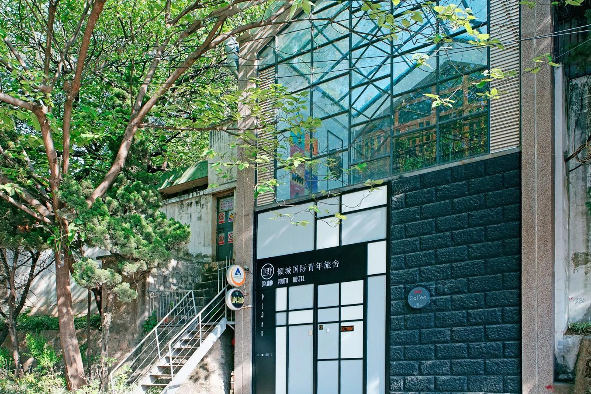 Off site in Kunming Upland International Youth Hostel near the city center ,2 mins walk to the subway, 2 mins walk to the Green Lake, Close to Yuan tong Temple, Old street, Yunnan University, English-speaking service convenient payment and visa cards are accepted