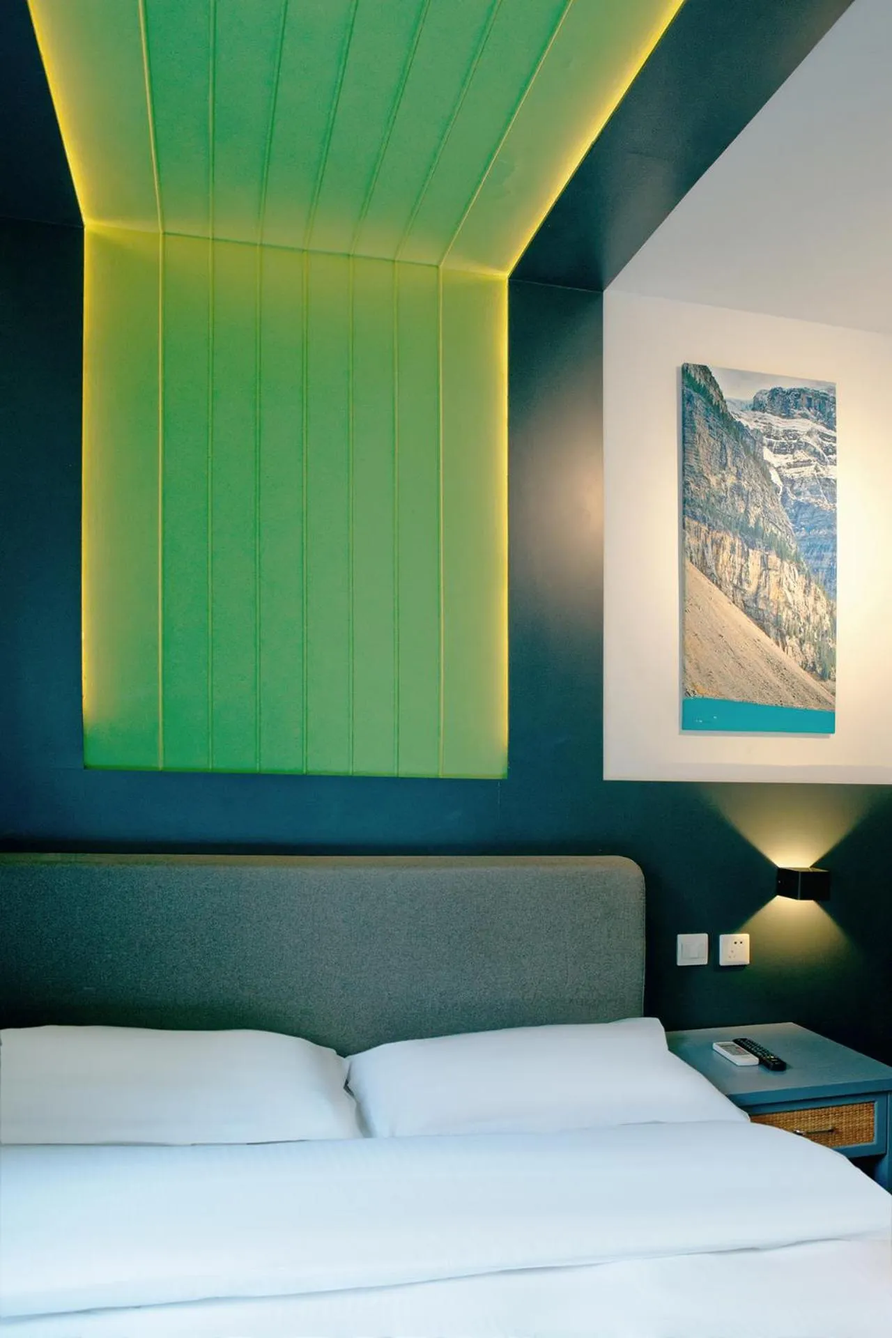 Bed in Kunming Upland International Youth Hostel near the city center ,2 mins walk to the subway, 2 mins walk to the Green Lake, Close to Yuan tong Temple, Old street, Yunnan University, English-speaking service convenient payment and visa cards are accepted