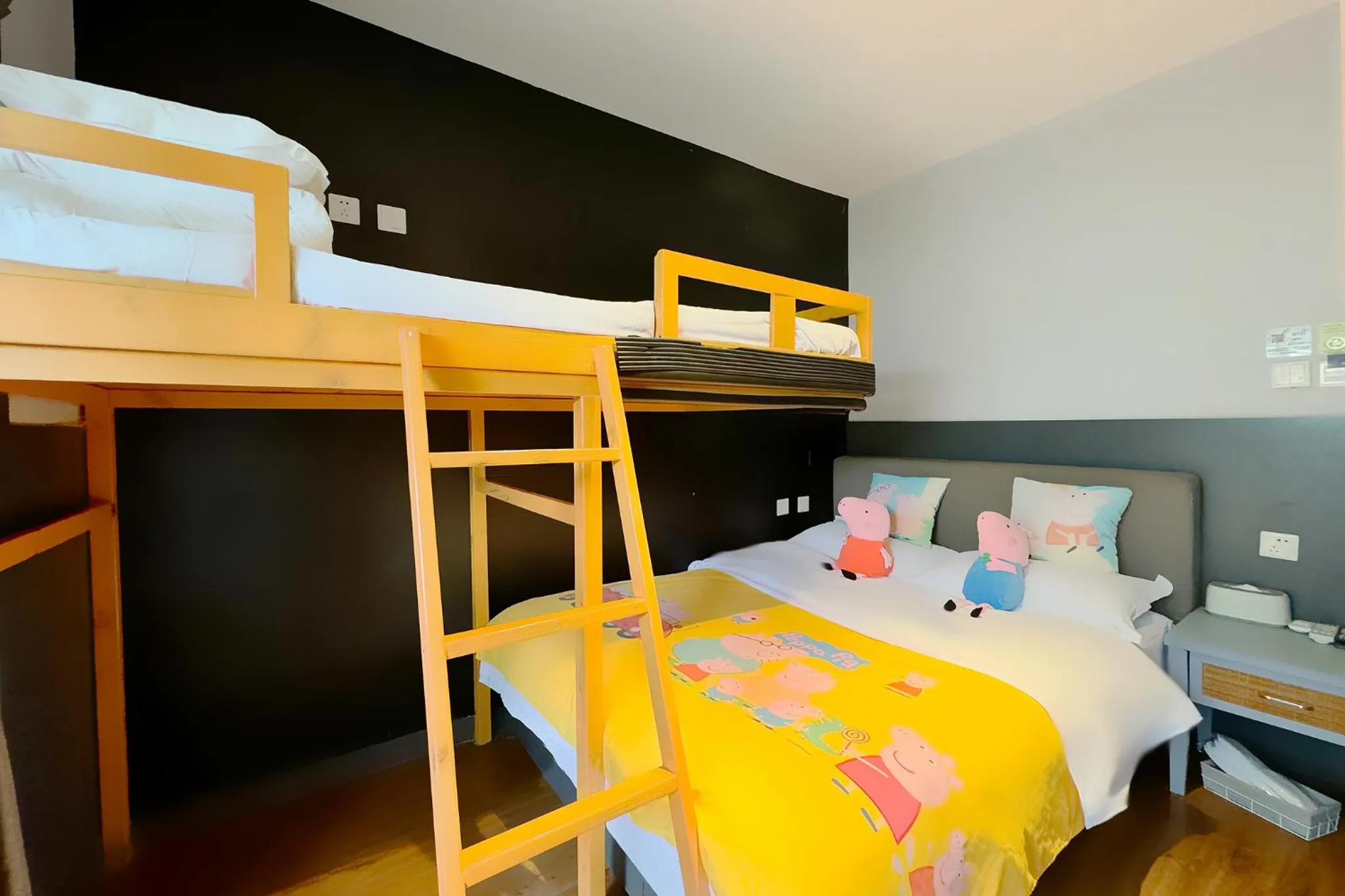 Photo of the whole room, Bed in Kunming Upland International Youth Hostel near the city center ,2 mins walk to the subway, 2 mins walk to the Green Lake, Close to Yuan tong Temple, Old street, Yunnan University, English-speaking service convenient payment and visa cards are accepted