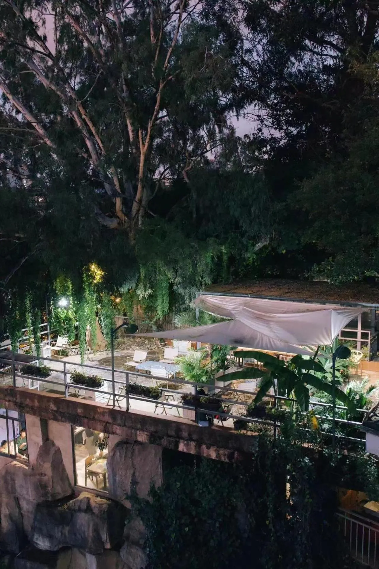 Lounge or bar in Kunming Upland International Youth Hostel near the city center ,2 mins walk to the subway, 2 mins walk to the Green Lake, Close to Yuan tong Temple, Old street, Yunnan University, English-speaking service convenient payment and visa cards are accepted