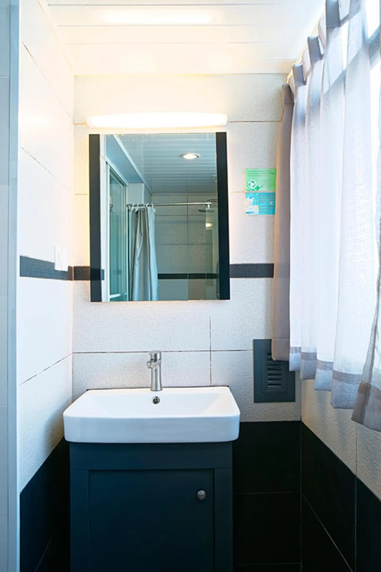 Bathroom in Kunming Upland International Youth Hostel near the city center ,2 mins walk to the subway, 2 mins walk to the Green Lake, Close to Yuan tong Temple, Old street, Yunnan University, English-speaking service convenient payment and visa cards are accepted