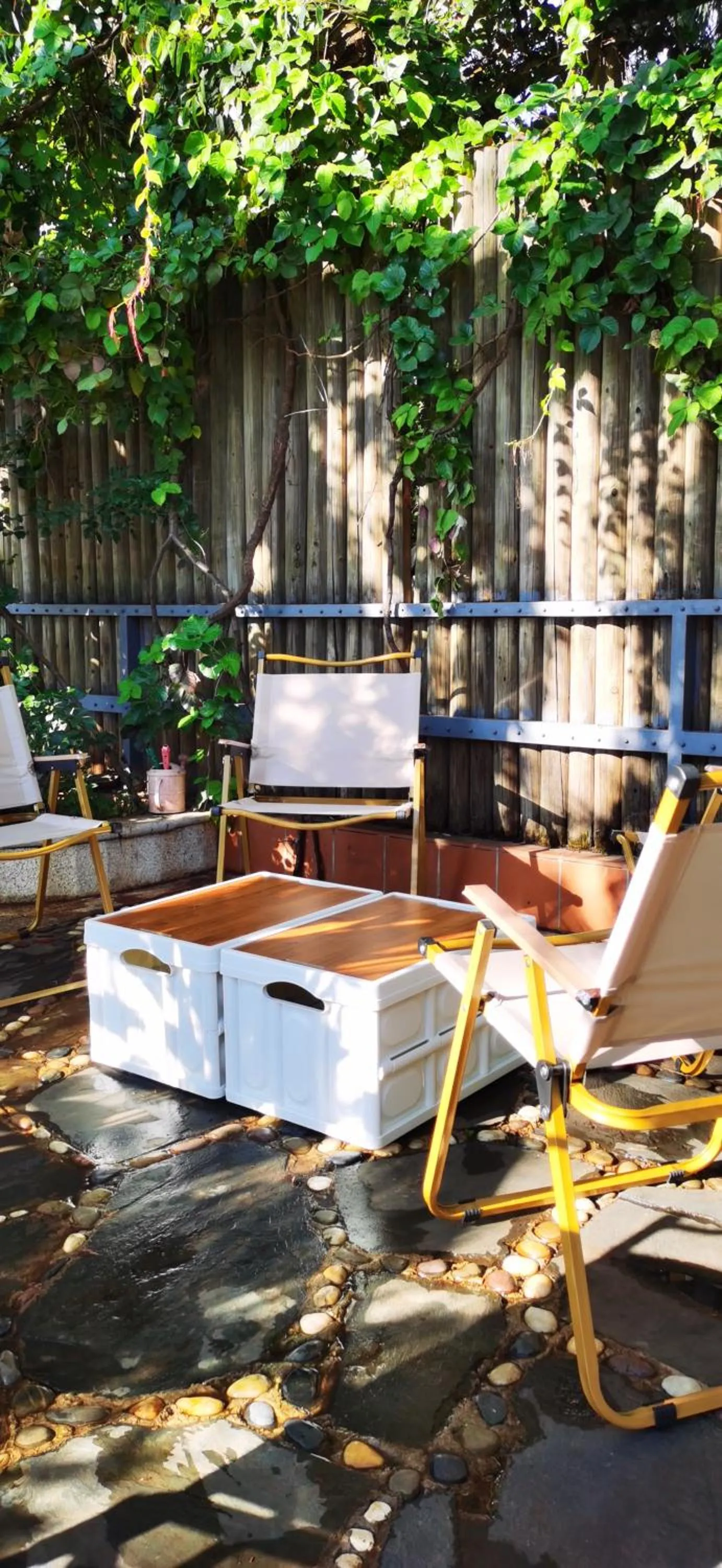 Property building in Kunming Upland International Youth Hostel near the city center ,2 mins walk to the subway, 2 mins walk to the Green Lake, Close to Yuan tong Temple, Old street, Yunnan University, English-speaking service convenient payment and visa cards are accepted