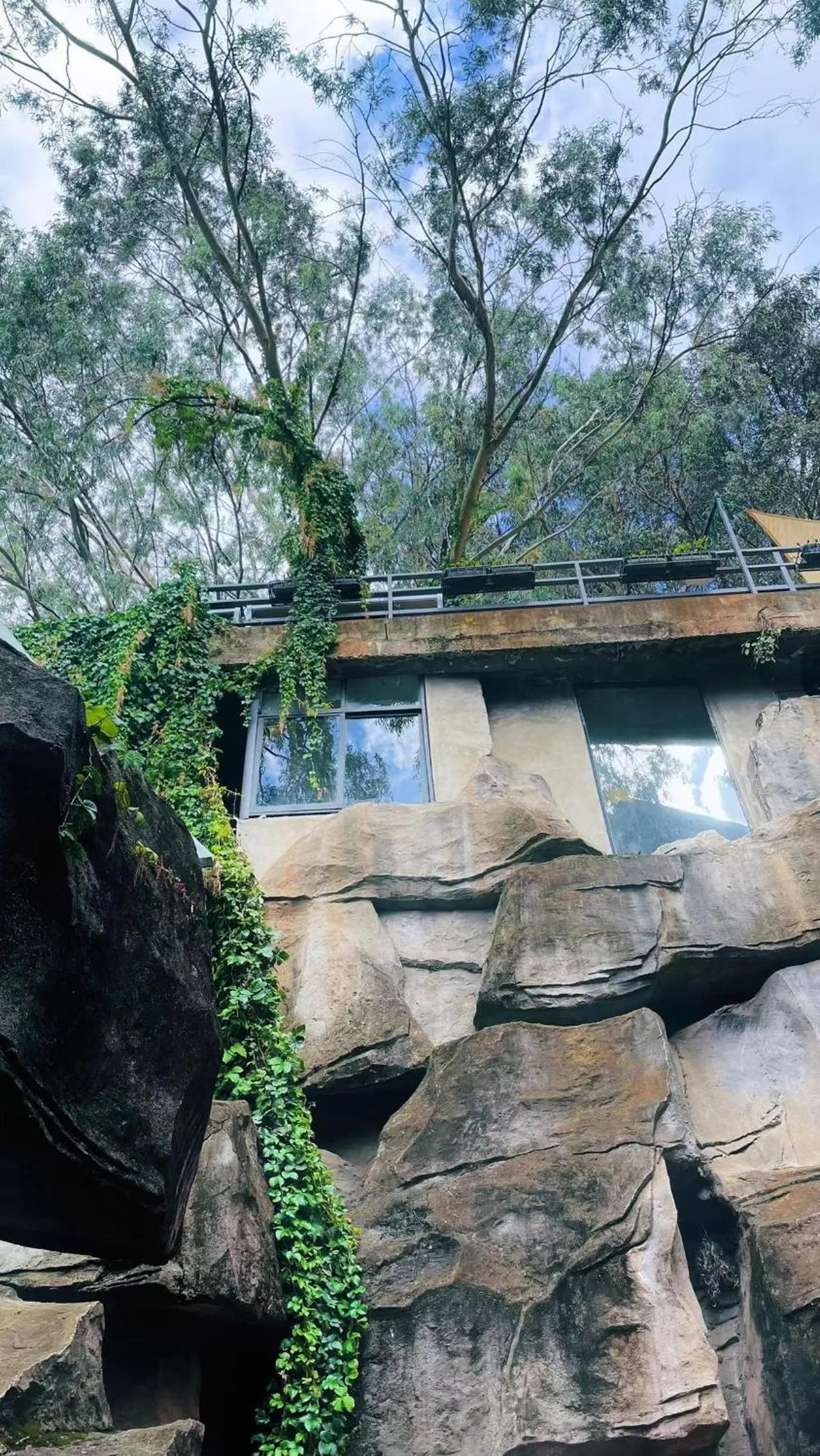 Property building in Kunming Upland International Youth Hostel near the city center ,2 mins walk to the subway, 2 mins walk to the Green Lake, Close to Yuan tong Temple, Old street, Yunnan University, English-speaking service convenient payment and visa cards are accepted