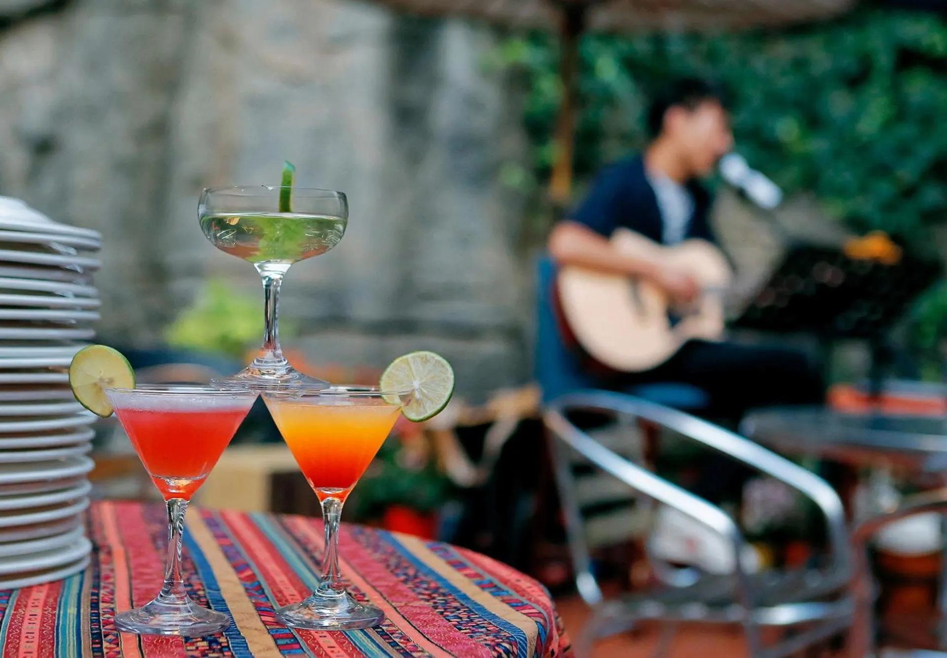 Garden view in Kunming Upland International Youth Hostel near the city center ,2 mins walk to the subway, 2 mins walk to the Green Lake, Close to Yuan tong Temple, Old street, Yunnan University, English-speaking service convenient payment and visa cards are accepted