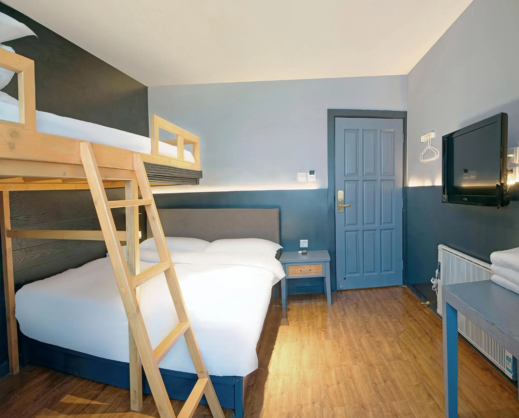 Photo of the whole room, Bed in Kunming Upland International Youth Hostel near the city center ,2 mins walk to the subway, 2 mins walk to the Green Lake, Close to Yuan tong Temple, Old street, Yunnan University, English-speaking service convenient payment and visa cards are accepted