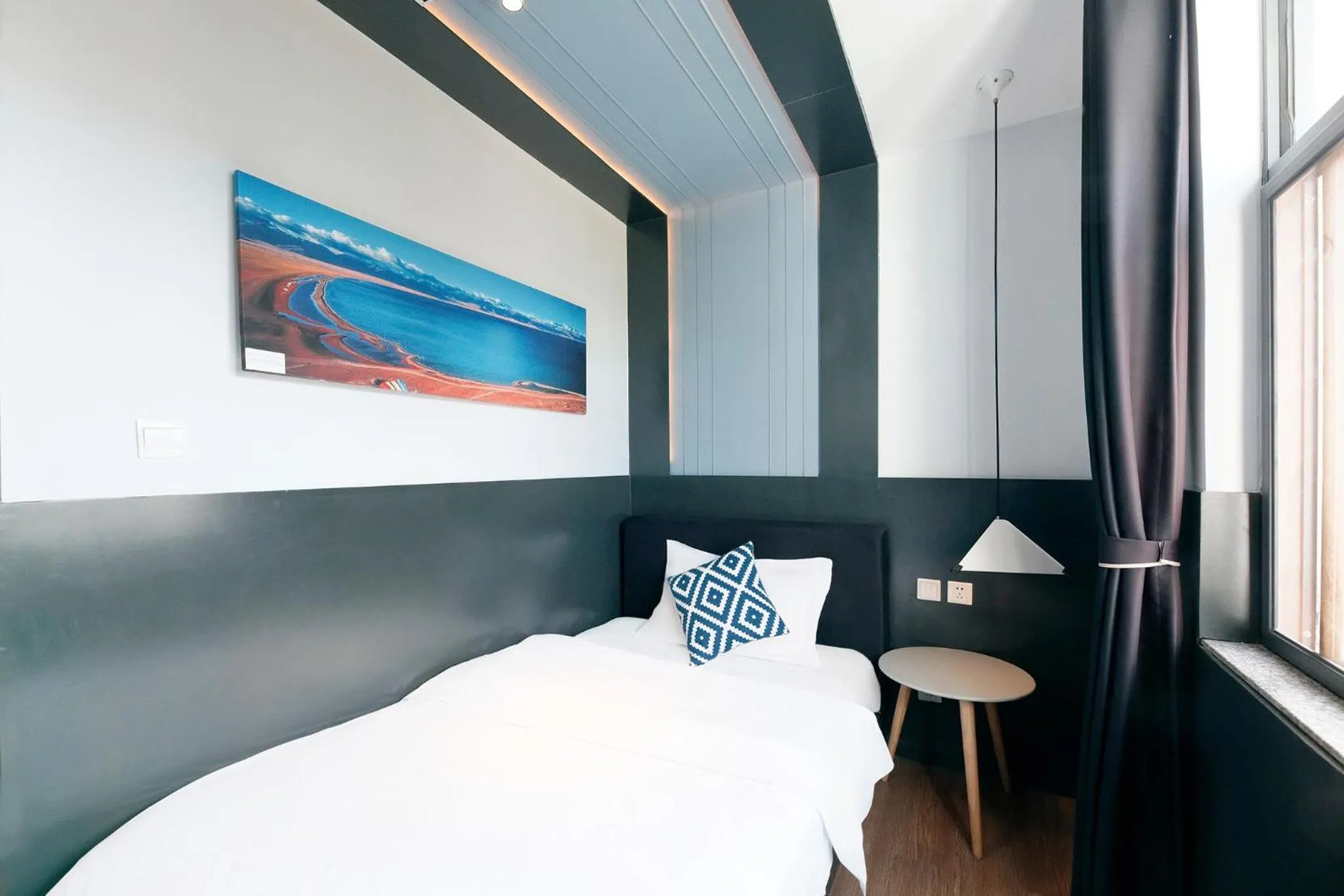 Photo of the whole room, Bed in Kunming Upland International Youth Hostel near the city center ,2 mins walk to the subway, 2 mins walk to the Green Lake, Close to Yuan tong Temple, Old street, Yunnan University, English-speaking service convenient payment and visa cards are accepted