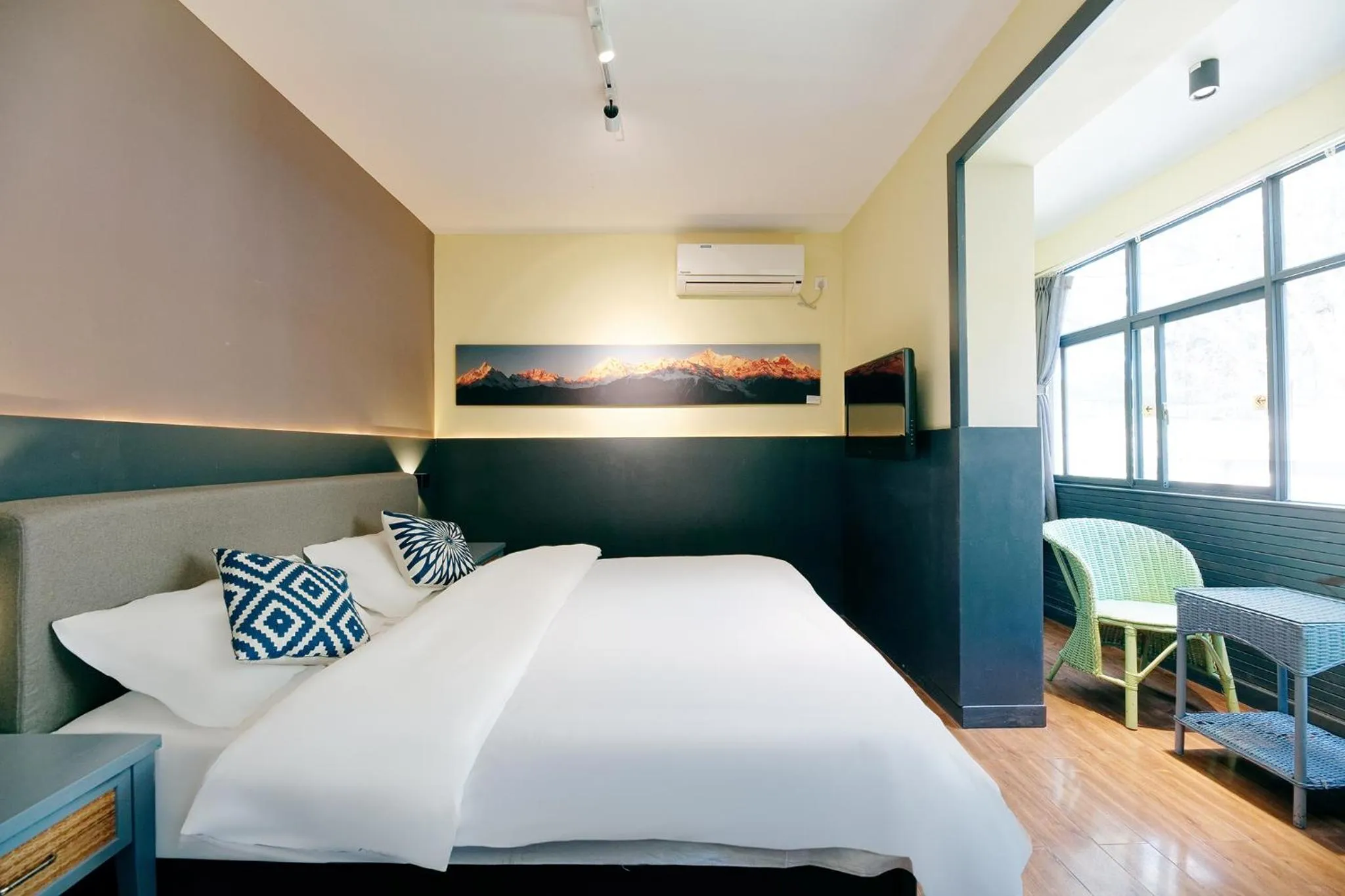 Bed in Kunming Upland International Youth Hostel near the city center ,2 mins walk to the subway, 2 mins walk to the Green Lake, Close to Yuan tong Temple, Old street, Yunnan University, English-speaking service convenient payment and visa cards are accepted