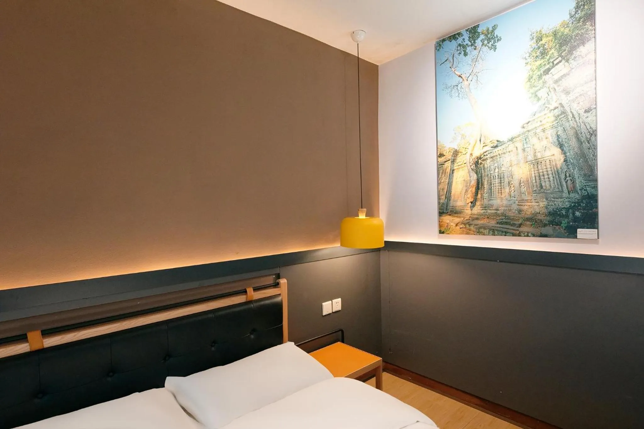 Bed in Kunming Upland International Youth Hostel near the city center ,2 mins walk to the subway, 2 mins walk to the Green Lake, Close to Yuan tong Temple, Old street, Yunnan University, English-speaking service convenient payment and visa cards are accepted