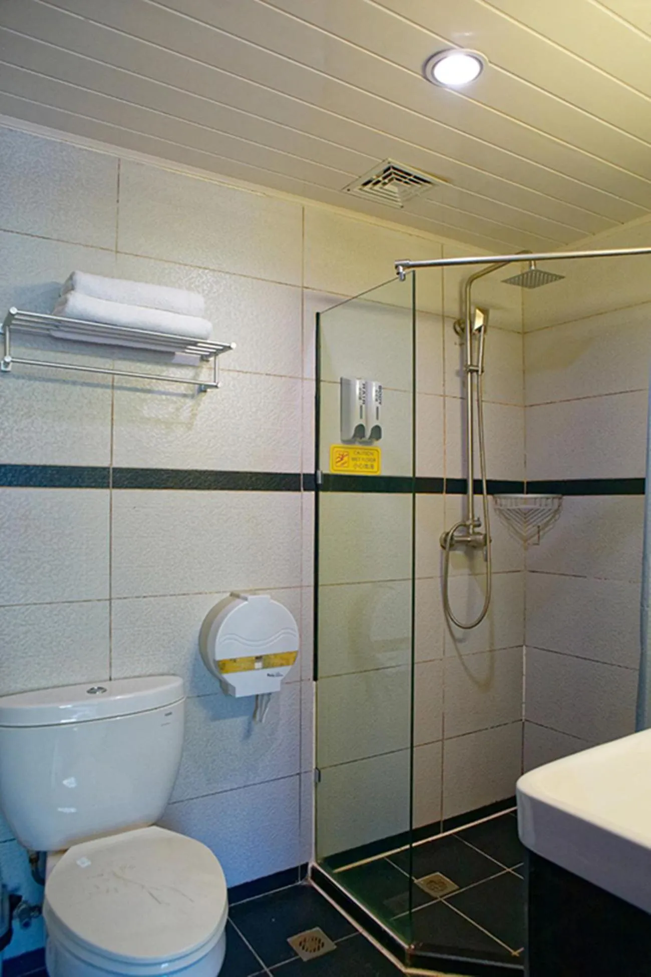 Bathroom in Kunming Upland International Youth Hostel near the city center ,2 mins walk to the subway, 2 mins walk to the Green Lake, Close to Yuan tong Temple, Old street, Yunnan University, English-speaking service convenient payment and visa cards are accepted