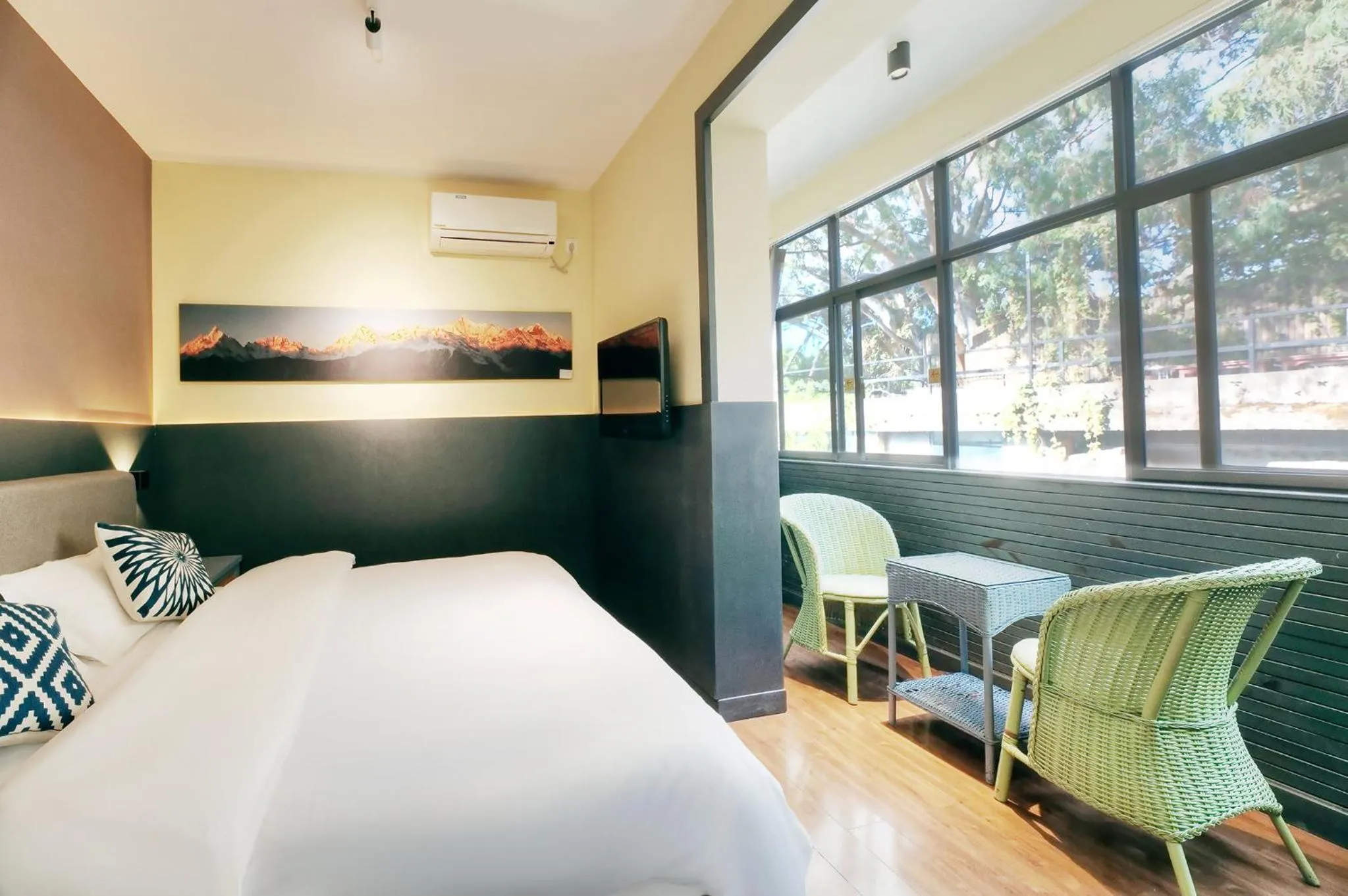 Photo of the whole room, Bed in Kunming Upland International Youth Hostel near the city center ,2 mins walk to the subway, 2 mins walk to the Green Lake, Close to Yuan tong Temple, Old street, Yunnan University, English-speaking service convenient payment and visa cards are accepted