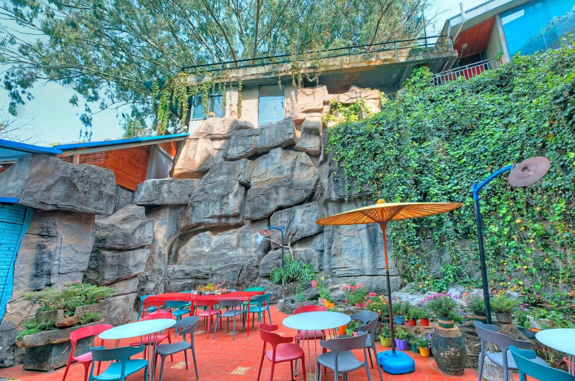 Patio in Kunming Upland International Youth Hostel near the city center ,2 mins walk to the subway, 2 mins walk to the Green Lake, Close to Yuan tong Temple, Old street, Yunnan University, English-speaking service convenient payment and visa cards are accepted