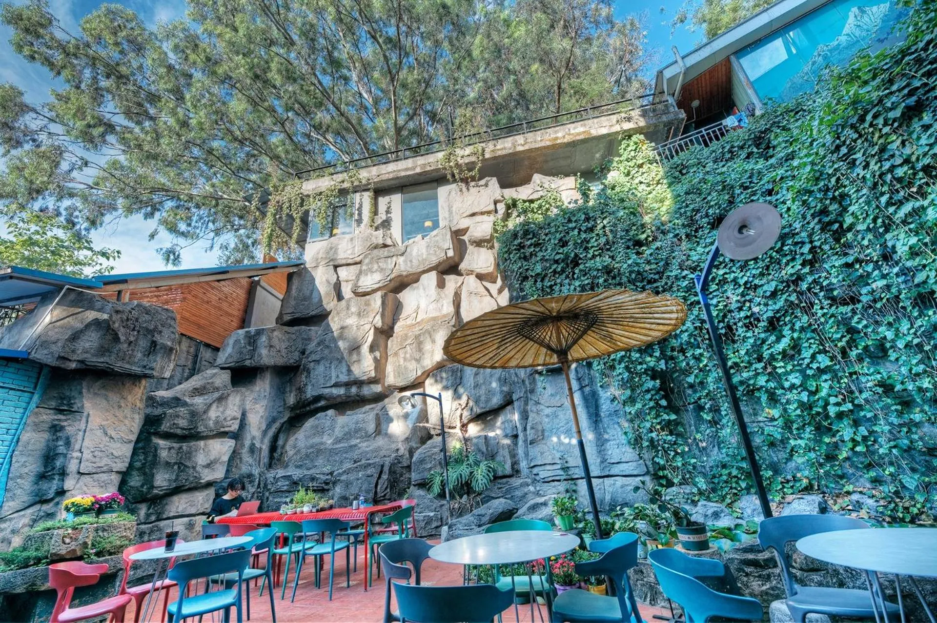 Restaurant/places to eat in Kunming Upland International Youth Hostel near the city center ,2 mins walk to the subway, 2 mins walk to the Green Lake, Close to Yuan tong Temple, Old street, Yunnan University, English-speaking service convenient payment and visa cards are accepted