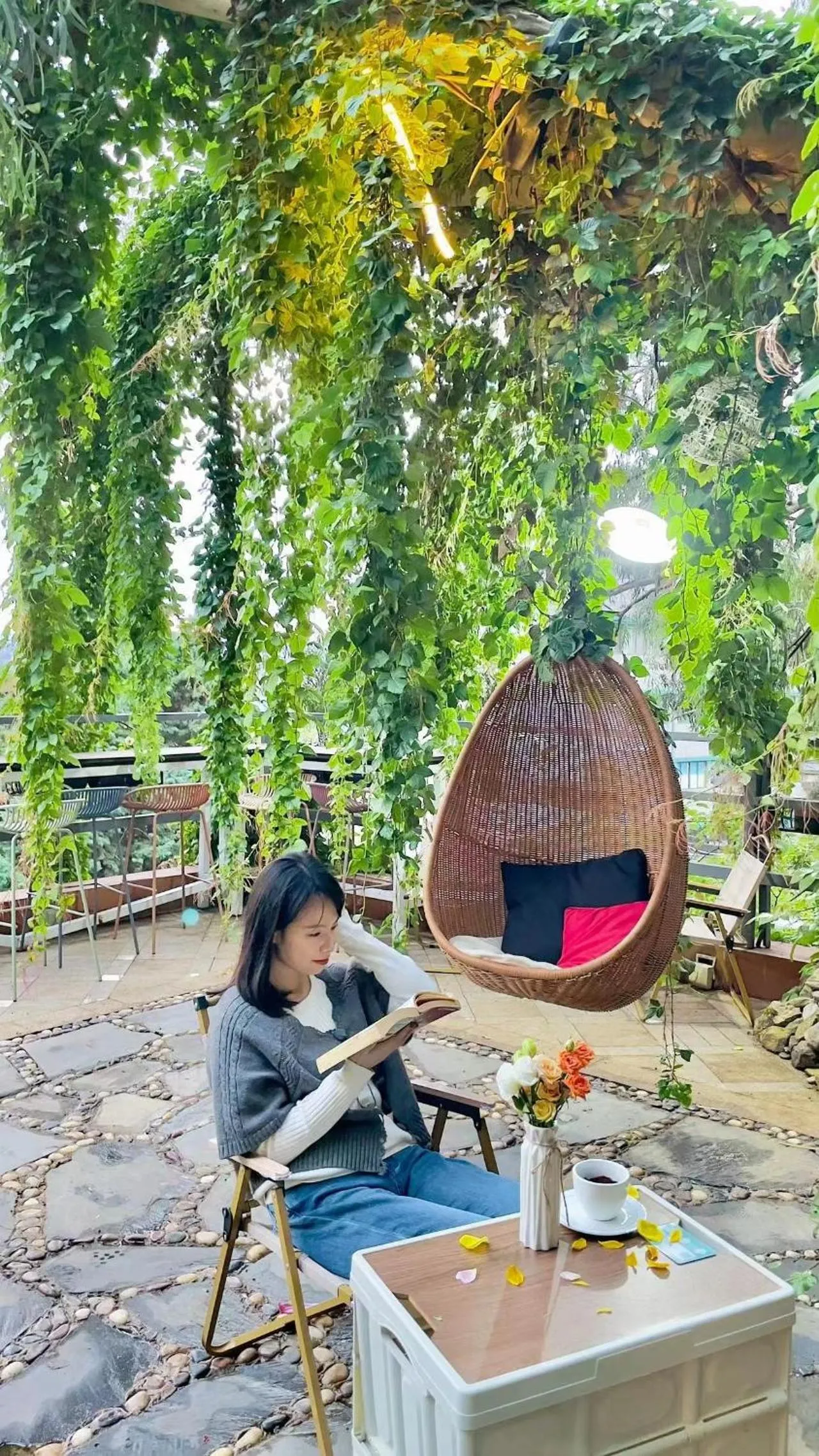 Lounge or bar in Kunming Upland International Youth Hostel near the city center ,2 mins walk to the subway, 2 mins walk to the Green Lake, Close to Yuan tong Temple, Old street, Yunnan University, English-speaking service convenient payment and visa cards are accepted