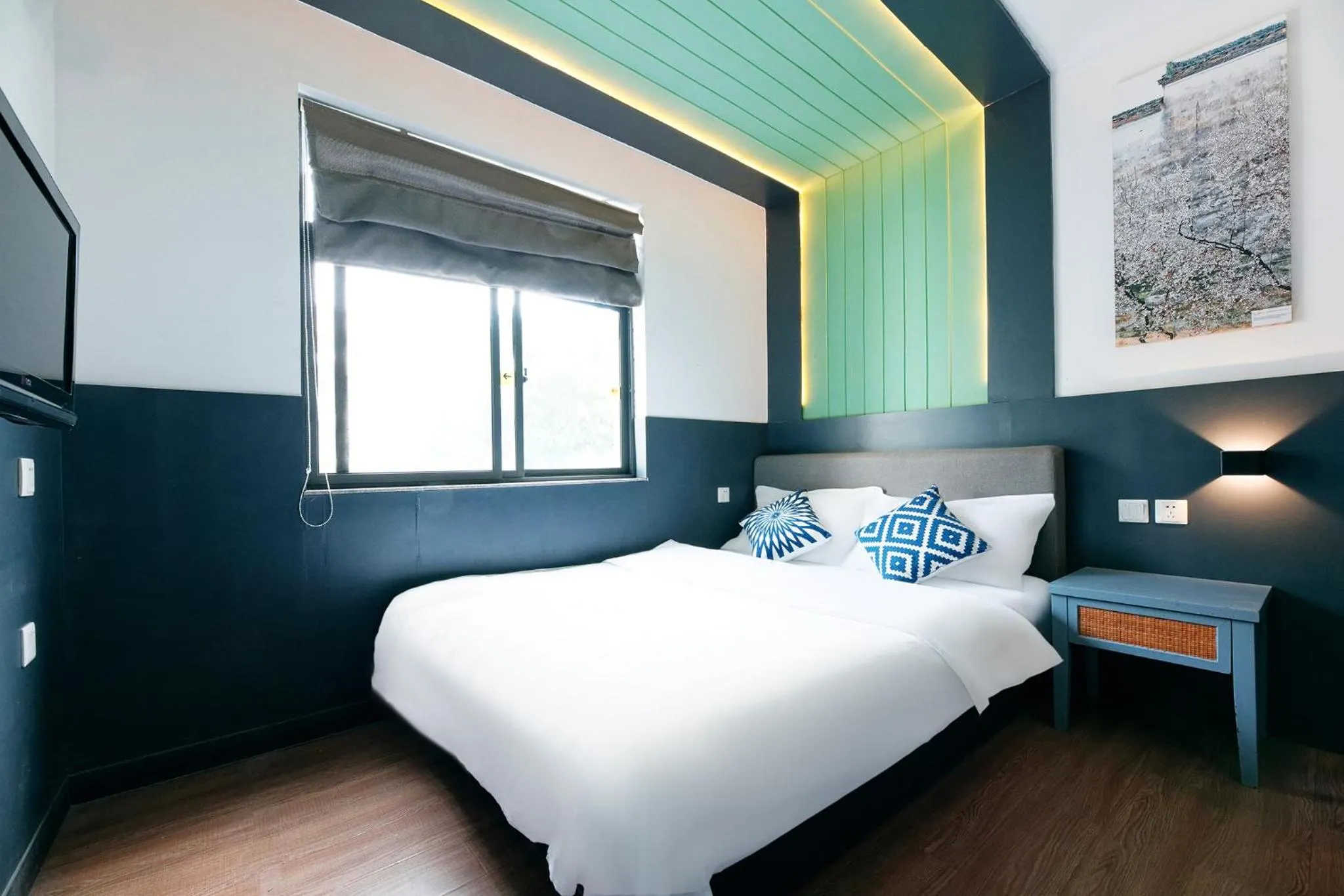 Photo of the whole room, Bed in Kunming Upland International Youth Hostel near the city center ,2 mins walk to the subway, 2 mins walk to the Green Lake, Close to Yuan tong Temple, Old street, Yunnan University, English-speaking service convenient payment and visa cards are accepted