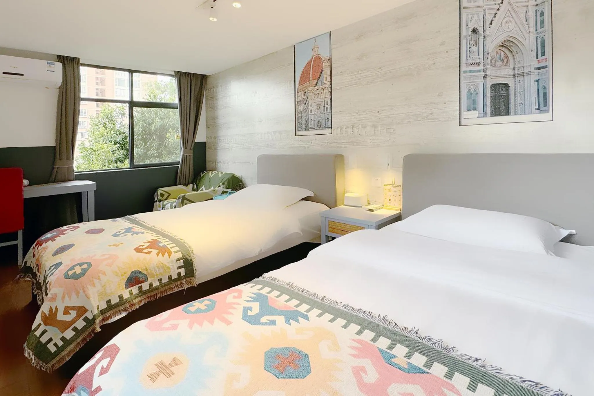 Photo of the whole room, Bed in Kunming Upland International Youth Hostel near the city center ,2 mins walk to the subway, 2 mins walk to the Green Lake, Close to Yuan tong Temple, Old street, Yunnan University, English-speaking service convenient payment and visa cards are accepted
