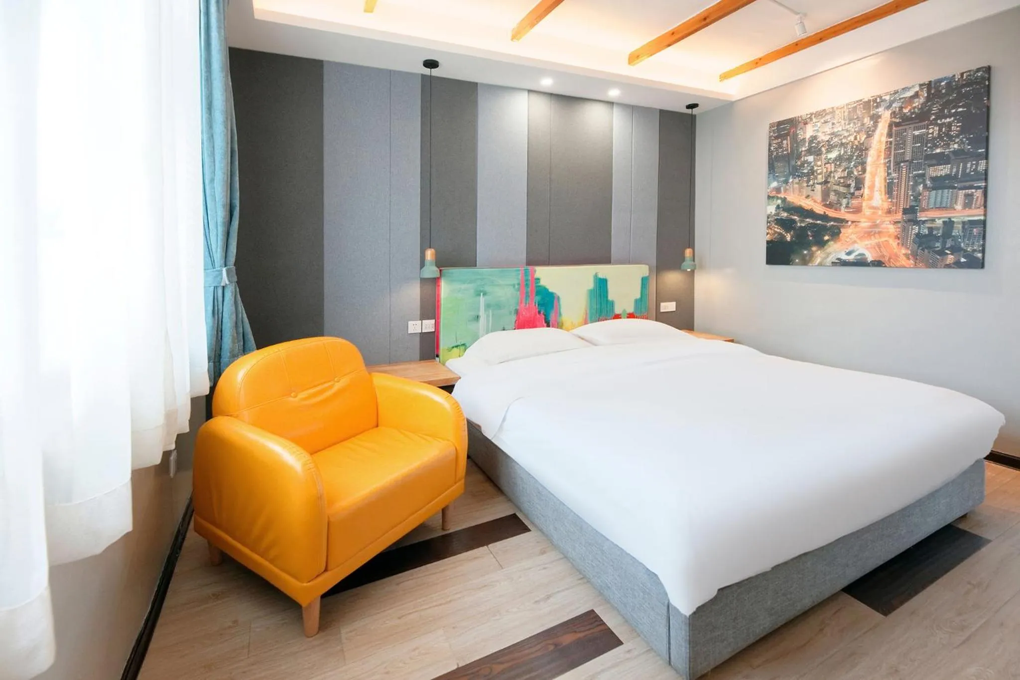 Bed in The Cloudland International Youth Hostel Close to the city center,15 min walks to the subway, Close to the night market, old street, green lake, English-speaking service, free Activity convenient payment and visa cards are accepted