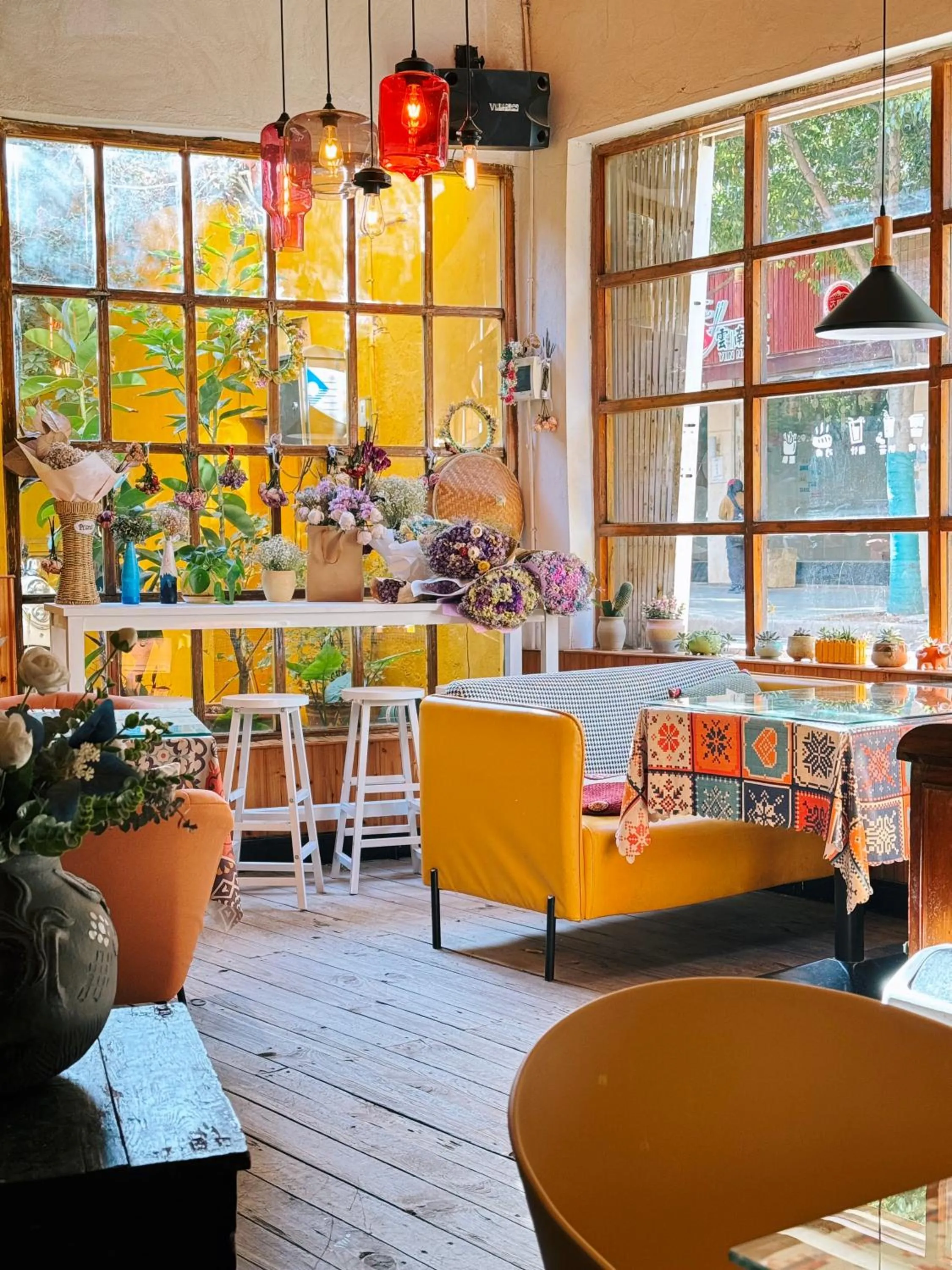 Seating area in The Cloudland International Youth Hostel Close to the city center,15 min walks to the subway, Close to the night market, old street, green lake, English-speaking service, free Activity convenient payment and visa cards are accepted