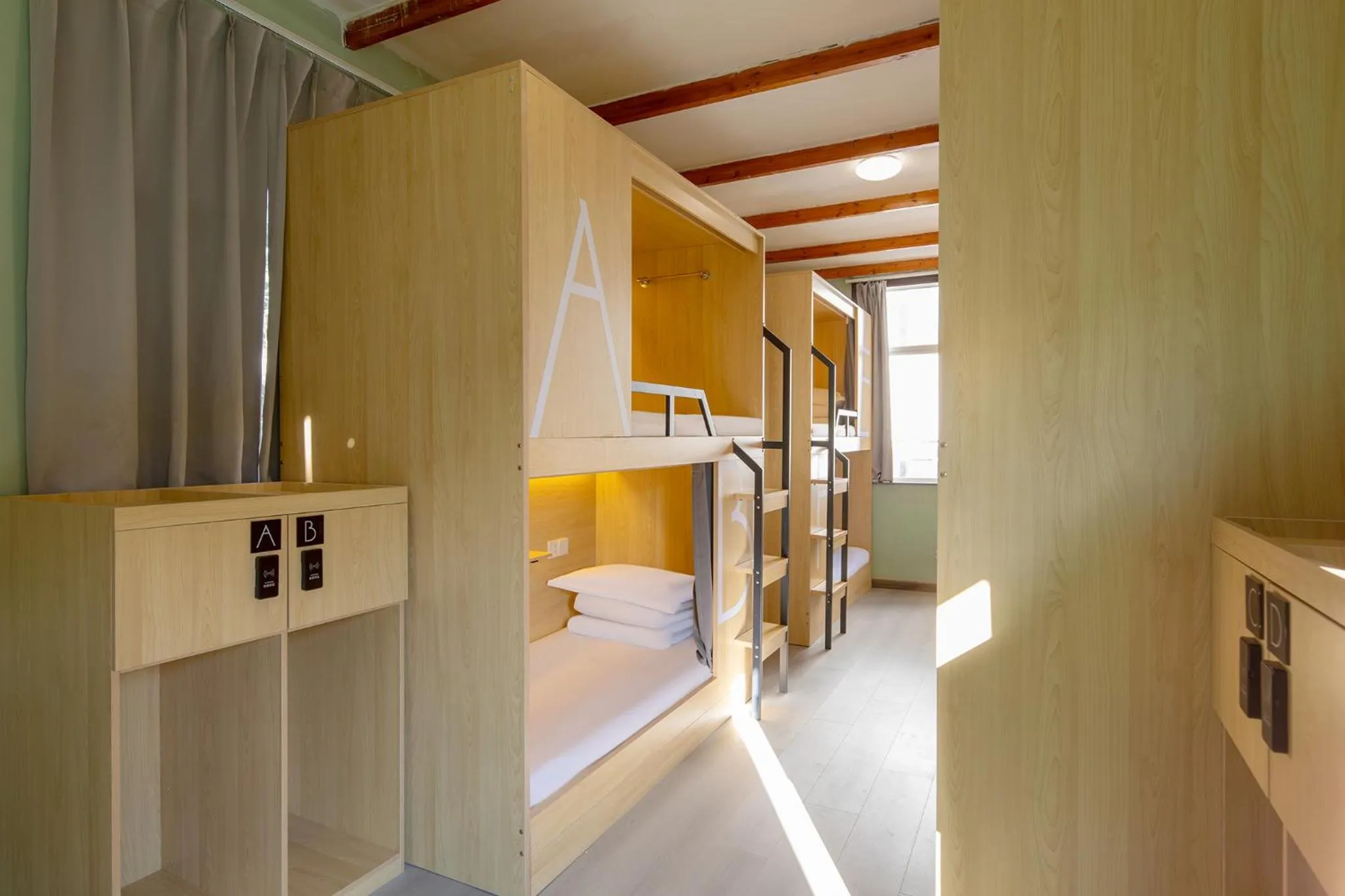 The Cloudland International Youth Hostel Close to the city center,15 min walks to the subway, Close to the night market, old street, green lake, English-speaking service, free Activity convenient payment and visa cards are accepted