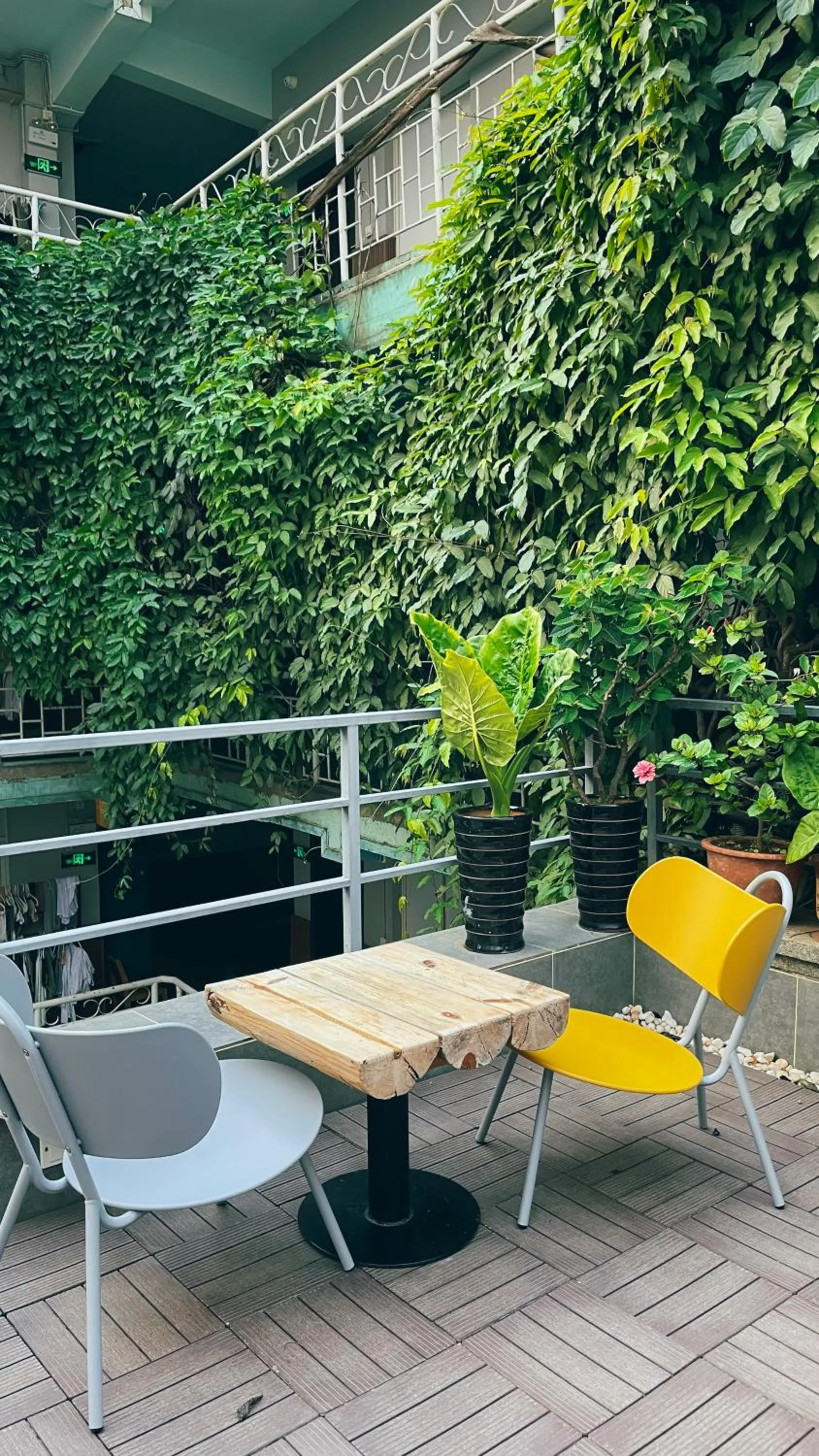 Property building in The Cloudland International Youth Hostel Close to the city center,15 min walks to the subway, Close to the night market, old street, green lake, English-speaking service, free Activity convenient payment and visa cards are accepted