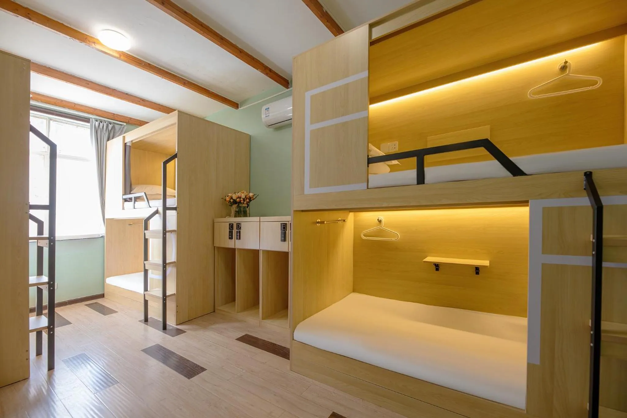 Photo of the whole room, Bed in The Cloudland International Youth Hostel Close to the city center,15 min walks to the subway, Close to the night market, old street, green lake, English-speaking service, free Activity convenient payment and visa cards are accepted