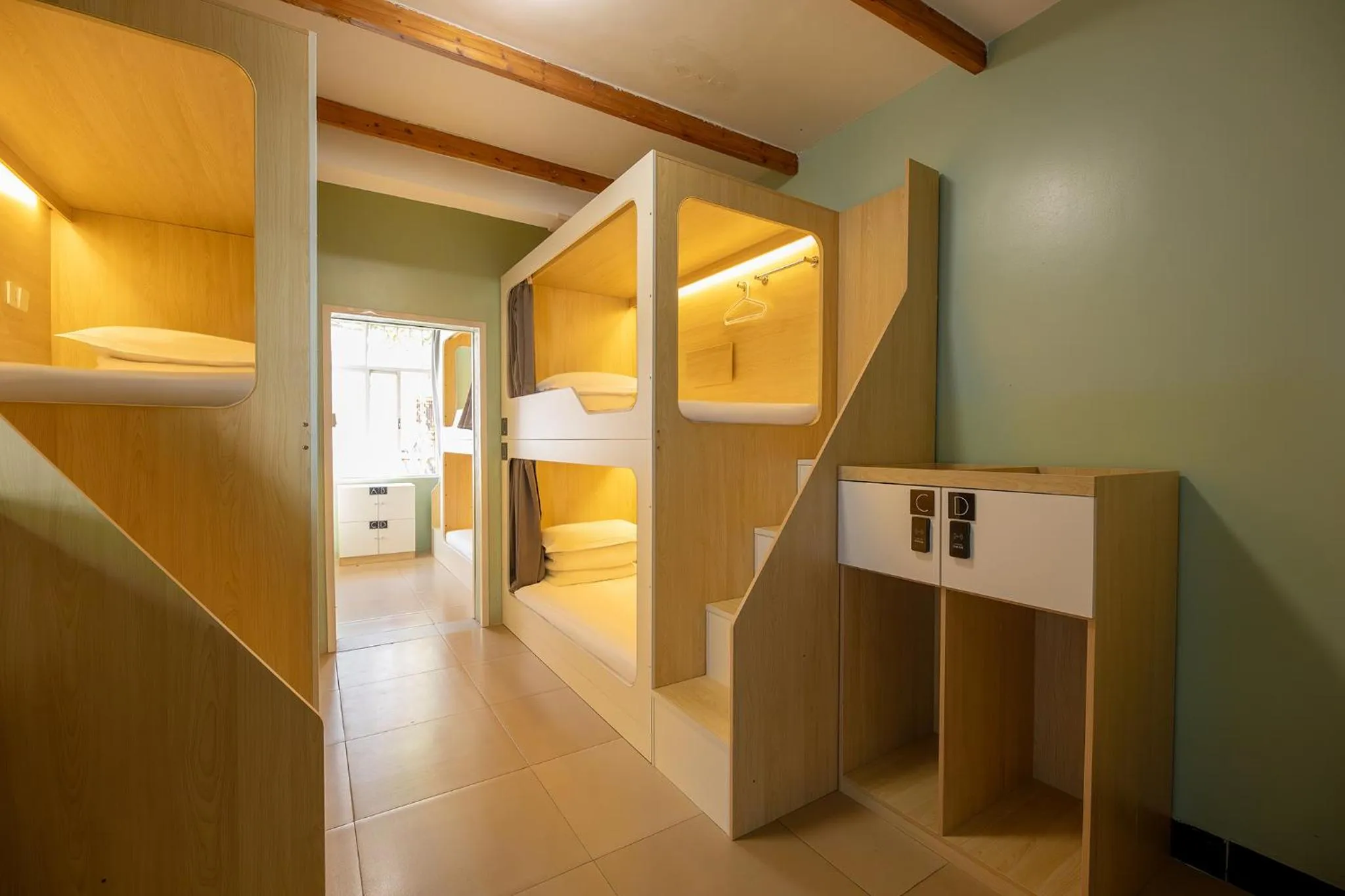 Bed in The Cloudland International Youth Hostel Close to the city center,15 min walks to the subway, Close to the night market, old street, green lake, English-speaking service, free Activity convenient payment and visa cards are accepted